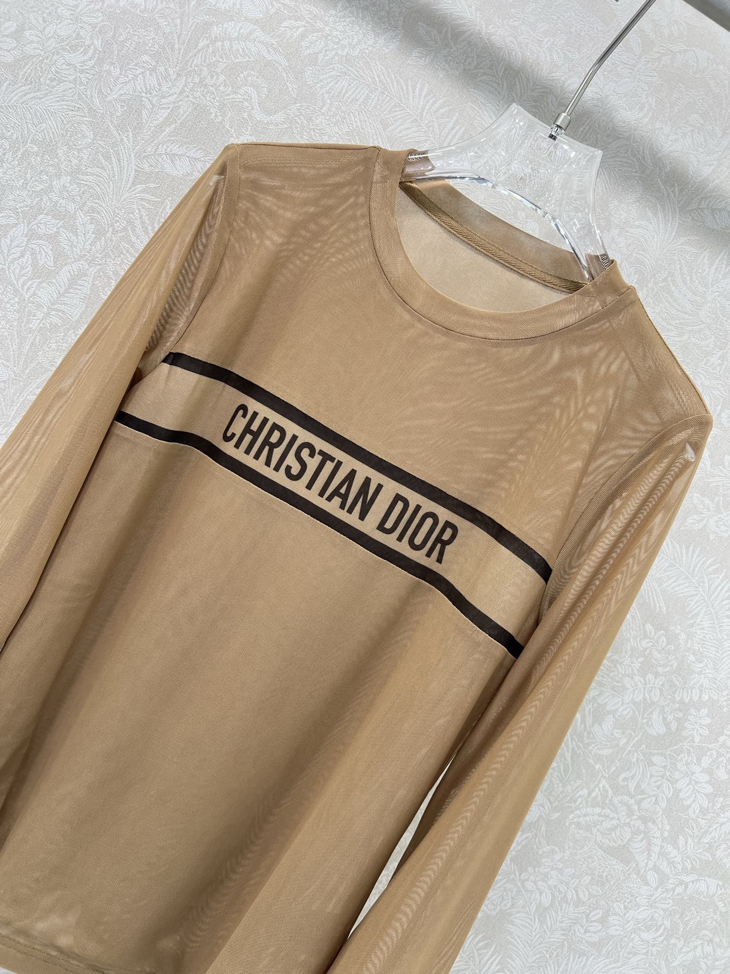 🔥🔥DIO* 25新款网纱打底衫~纯色中间字母logo印花  网纱面料亲肤又透气  超级轻薄 单看不起眼