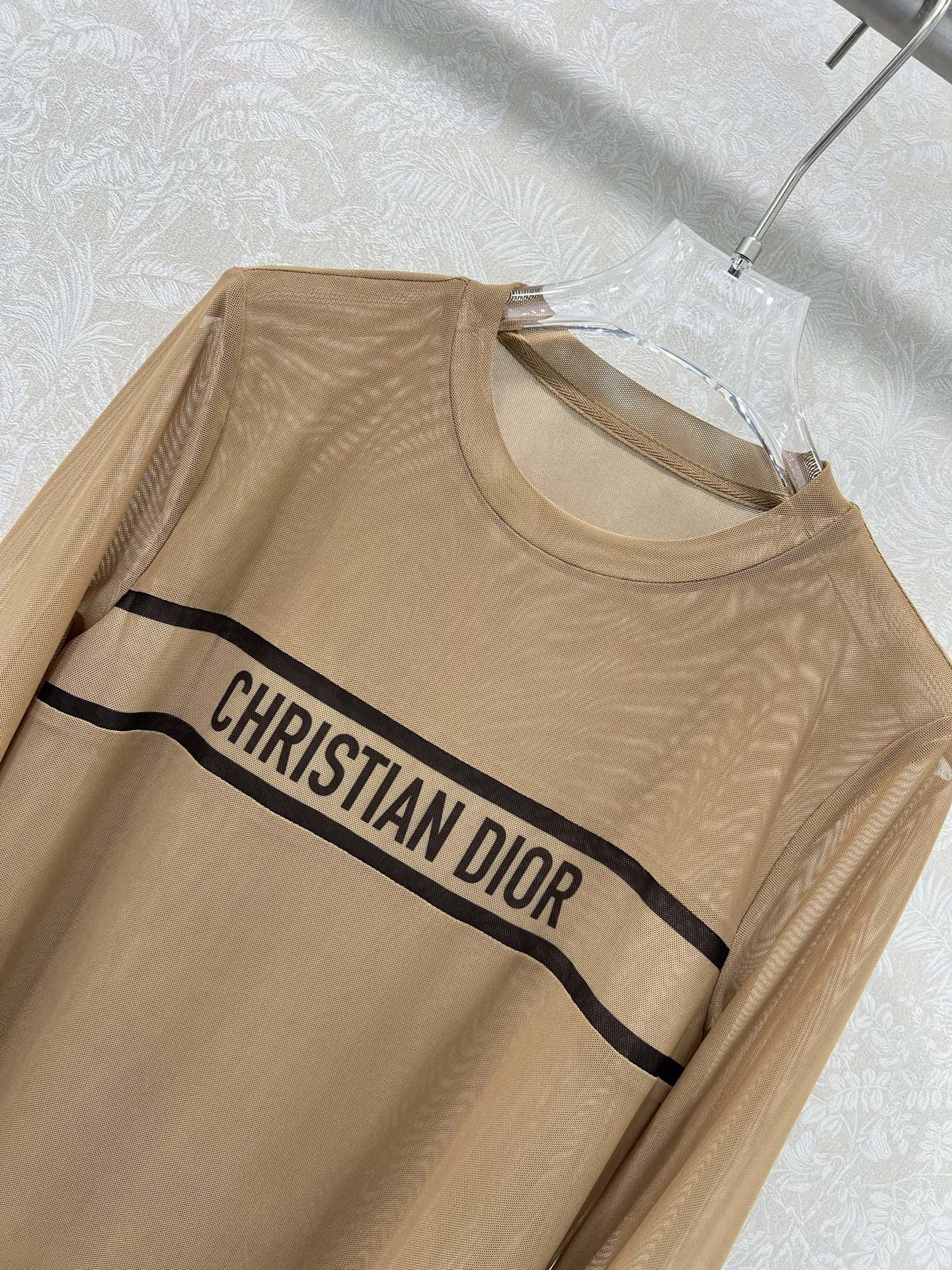 🔥🔥DIO* 25新款网纱打底衫~纯色中间字母logo印花  网纱面料亲肤又透气  超级轻薄 单看不起眼