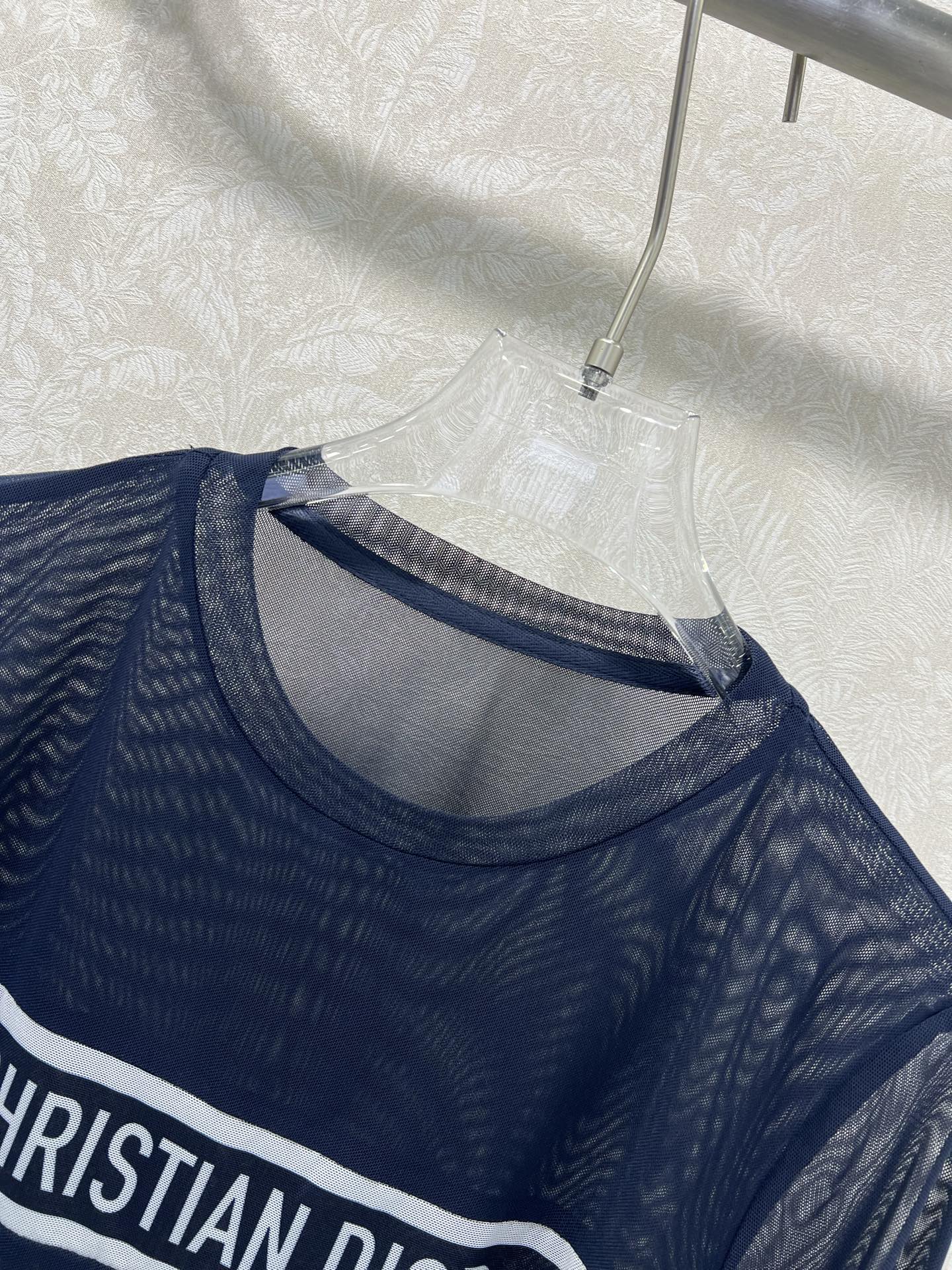 🔥🔥DIO* 25新款网纱打底衫~纯色中间字母logo印花  网纱面料亲肤又透气  超级轻薄 单看不起眼