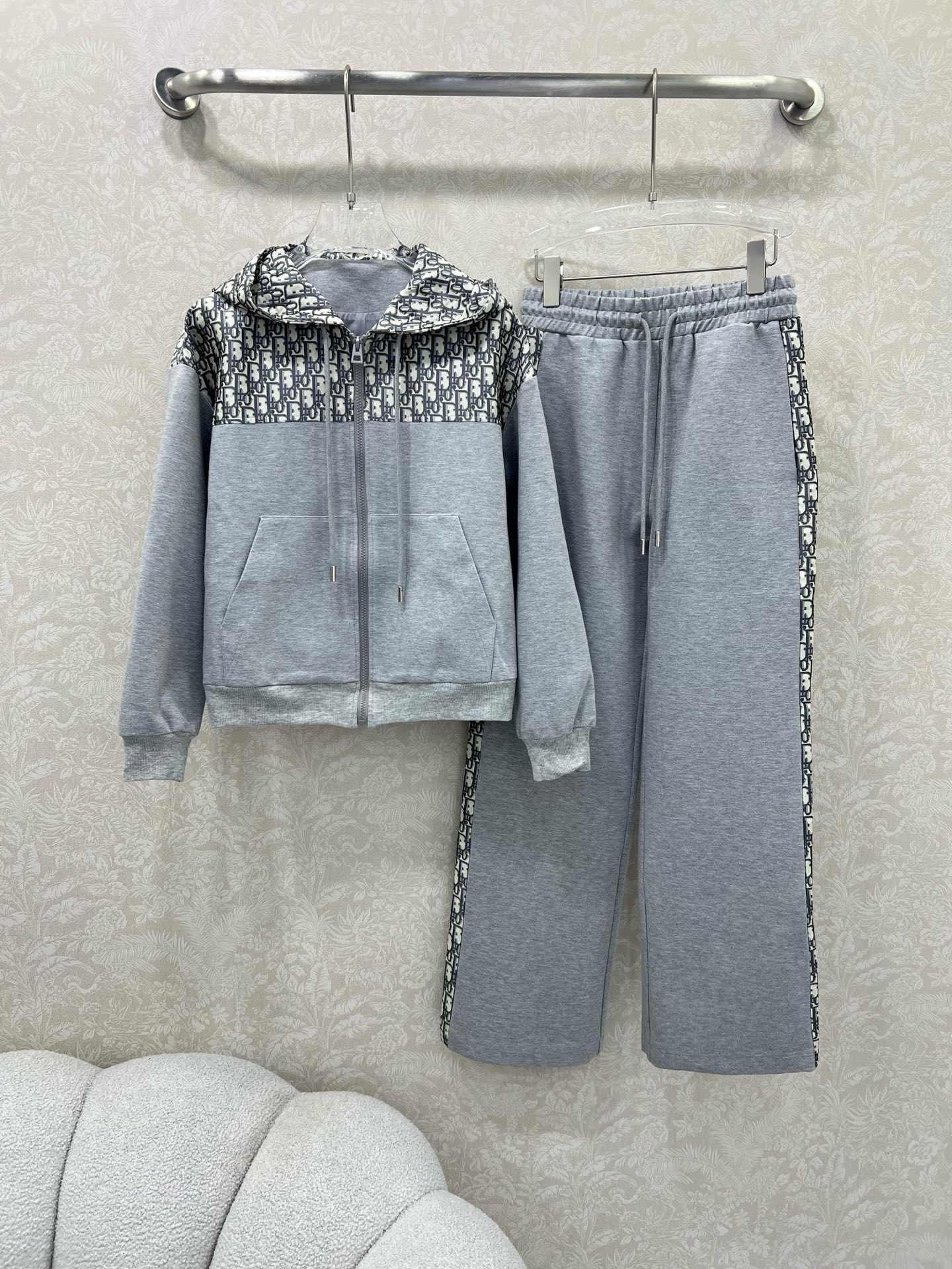 🔥🔥 DIO*25新款提花套装  整套出售 连帽外套➕小直筒长裤的组合  外套裤子均拼接提花logo面料