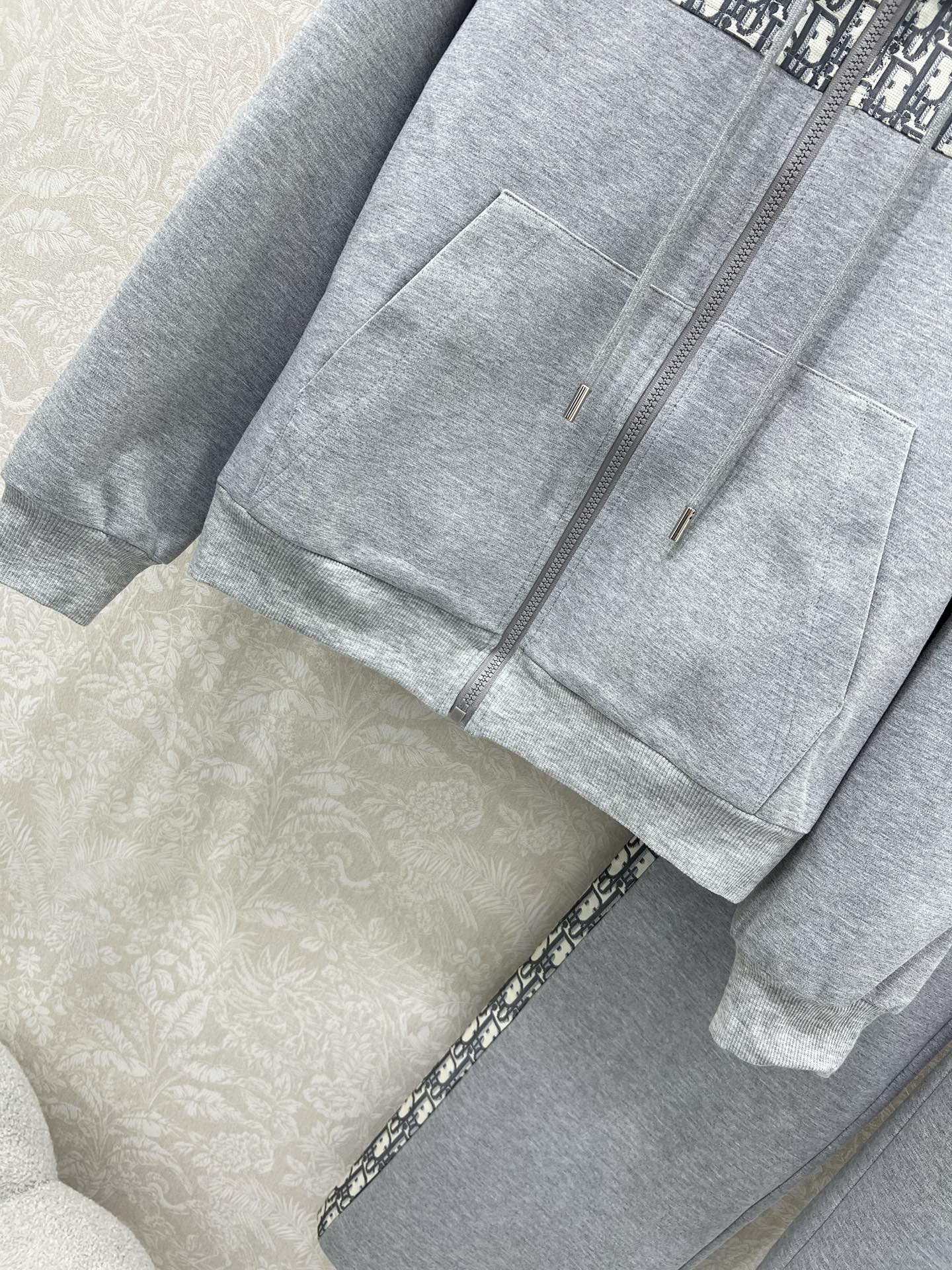 🔥🔥 DIO*25新款提花套装  整套出售 连帽外套➕小直筒长裤的组合  外套裤子均拼接提花logo面料