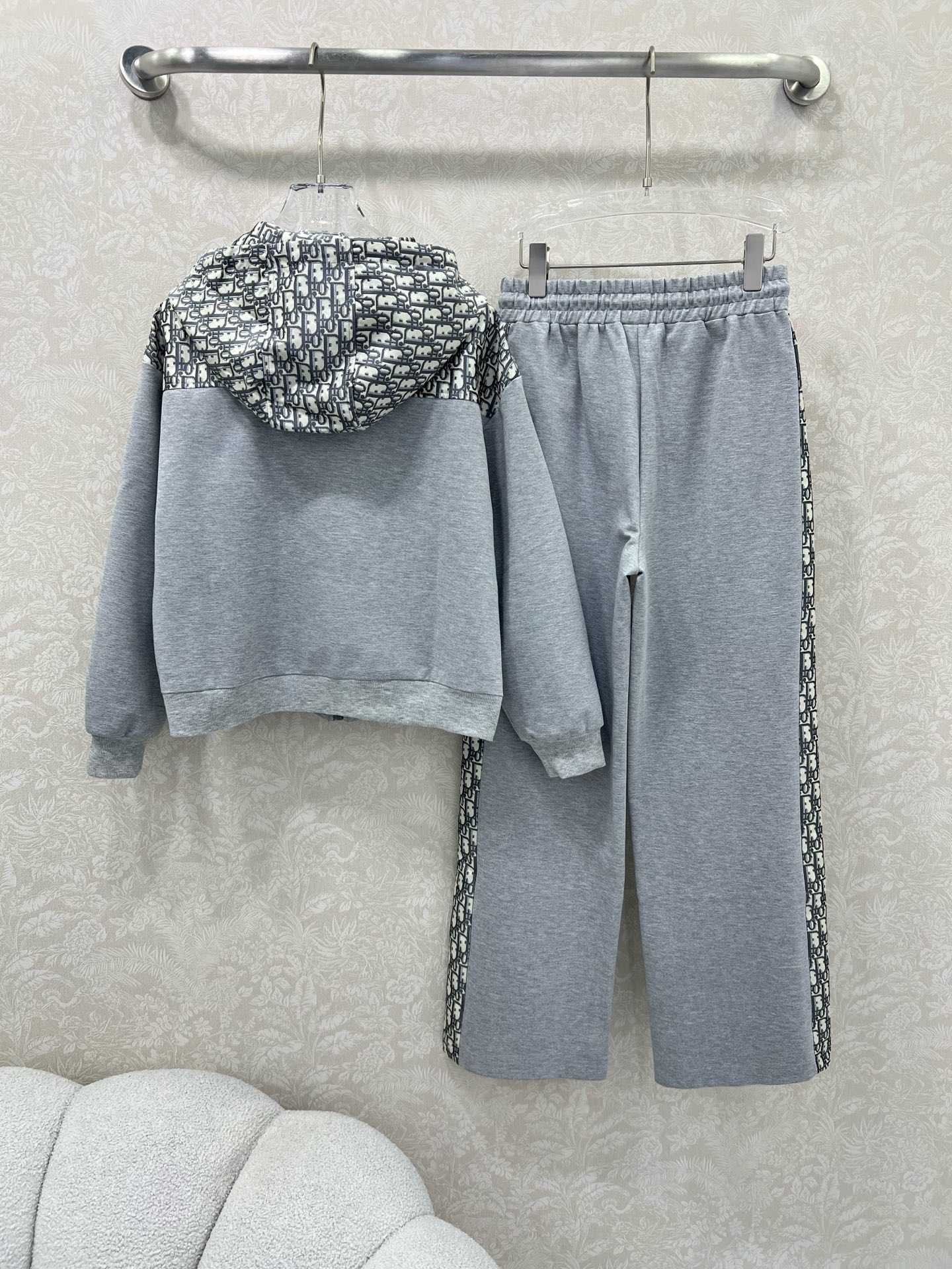 🔥🔥 DIO*25新款提花套装  整套出售 连帽外套➕小直筒长裤的组合  外套裤子均拼接提花logo面料