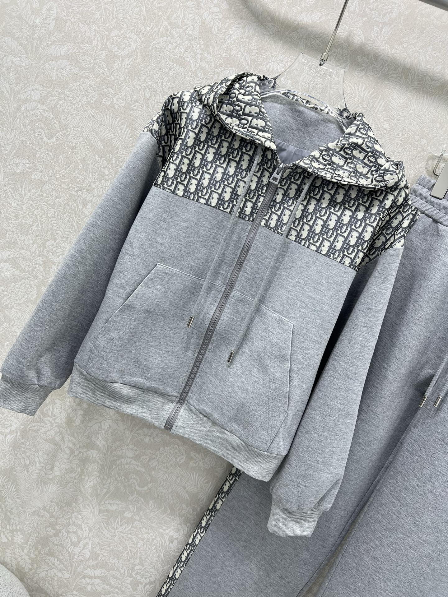 🔥🔥 DIO*25新款提花套装  整套出售 连帽外套➕小直筒长裤的组合  外套裤子均拼接提花logo面料