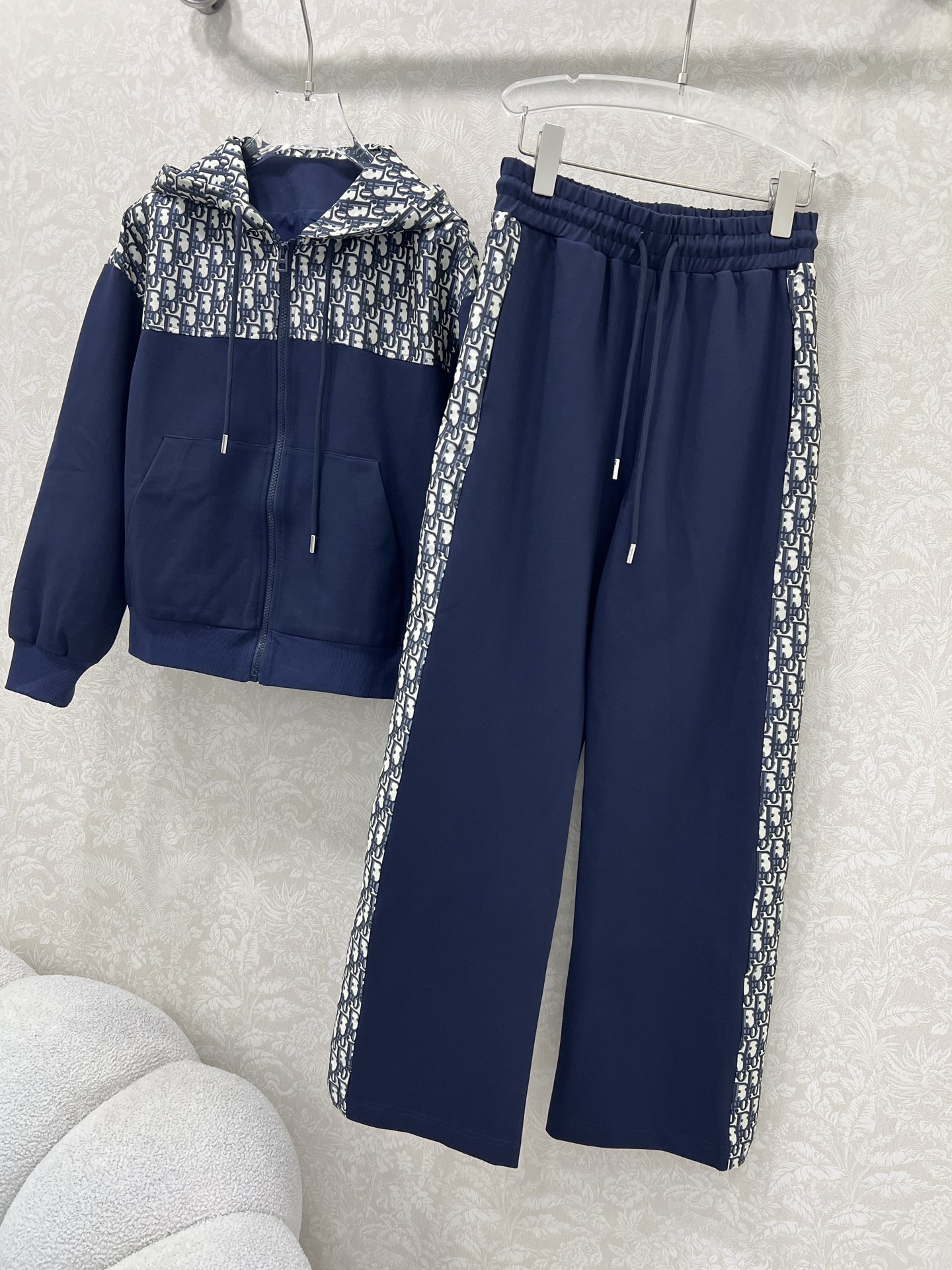 🔥🔥 DIO*25新款提花套装  整套出售 连帽外套➕小直筒长裤的组合  外套裤子均拼接提花logo面料