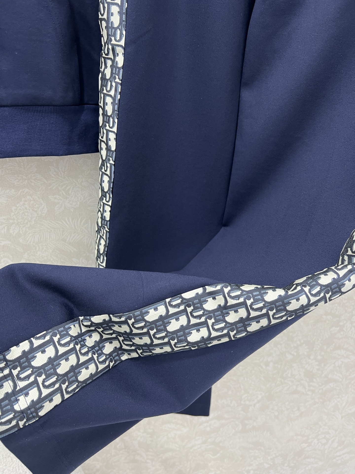 🔥🔥 DIO*25新款提花套装  整套出售 连帽外套➕小直筒长裤的组合  外套裤子均拼接提花logo面料