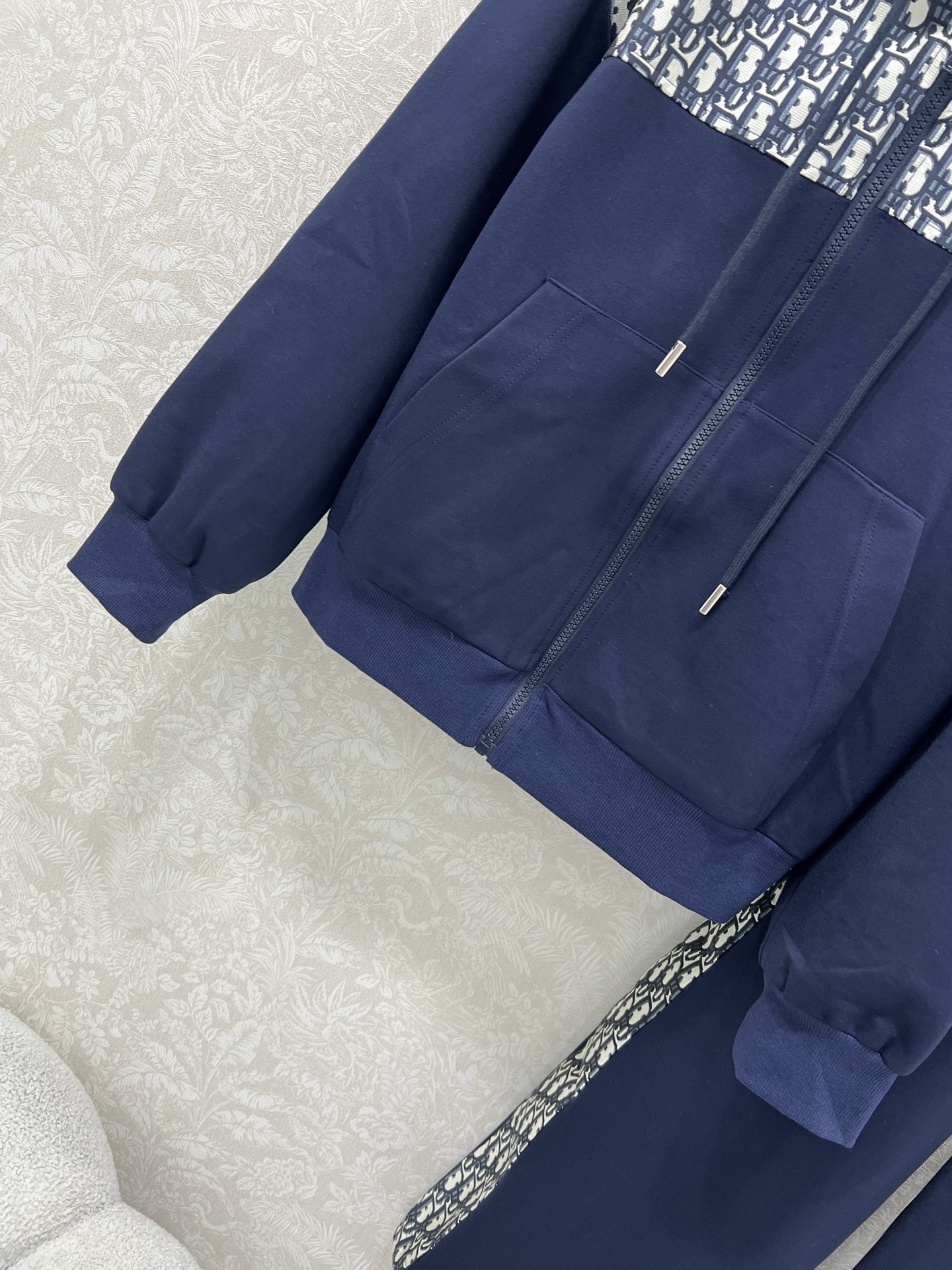 🔥🔥 DIO*25新款提花套装  整套出售 连帽外套➕小直筒长裤的组合  外套裤子均拼接提花logo面料