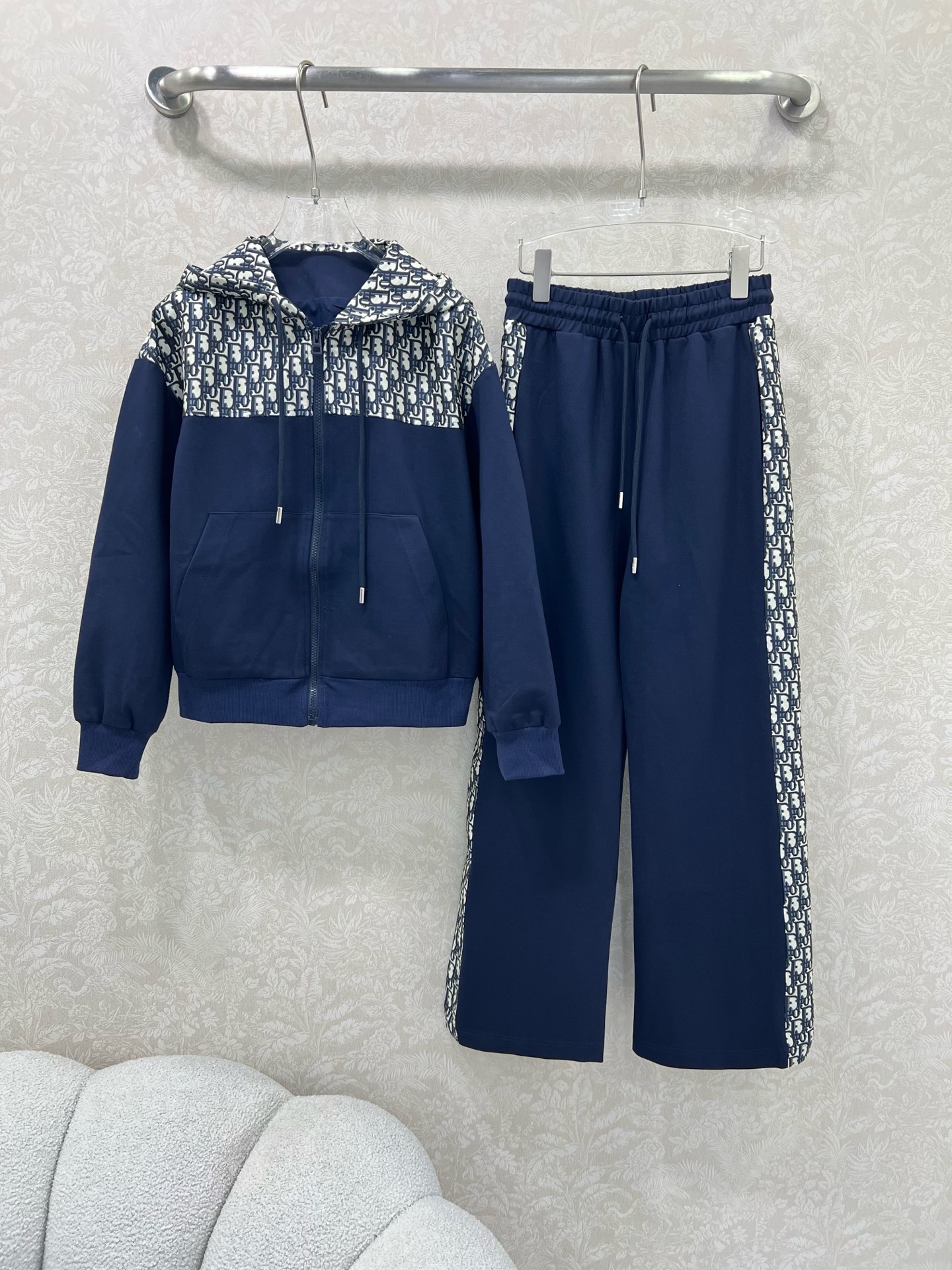 🔥🔥 DIO*25新款提花套装  整套出售 连帽外套➕小直筒长裤的组合  外套裤子均拼接提花logo面料