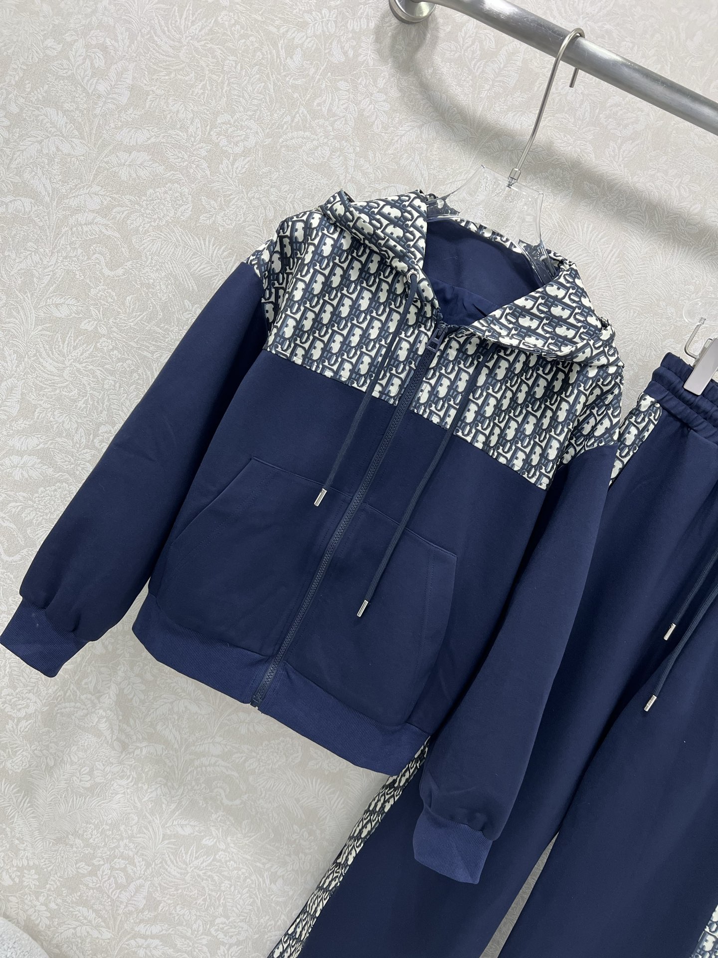 🔥🔥 DIO*25新款提花套装  整套出售 连帽外套➕小直筒长裤的组合  外套裤子均拼接提花logo面料