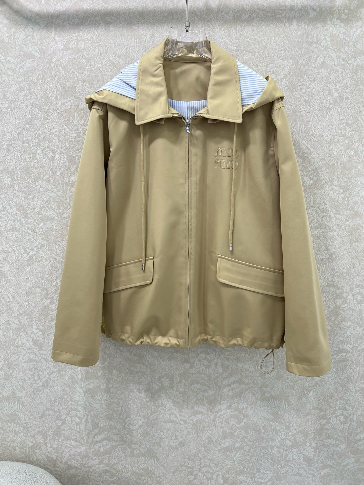 🔥🔥Miumi*25新款可拆卸连帽休闲飞行夹克外套 定制YB斜纹全棉材质 内衬条纹 质感细腻 垂感十足 