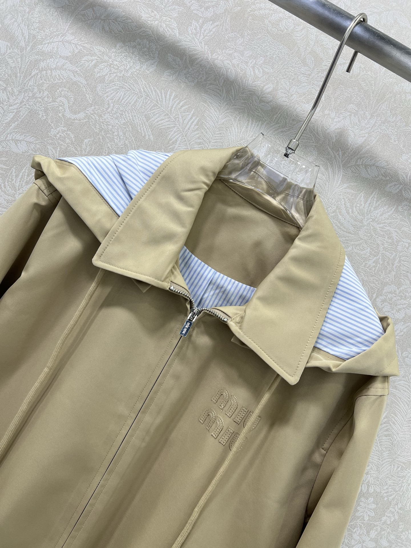 🔥🔥Miumi*25新款可拆卸连帽休闲飞行夹克外套 定制YB斜纹全棉材质 内衬条纹 质感细腻 垂感十足 