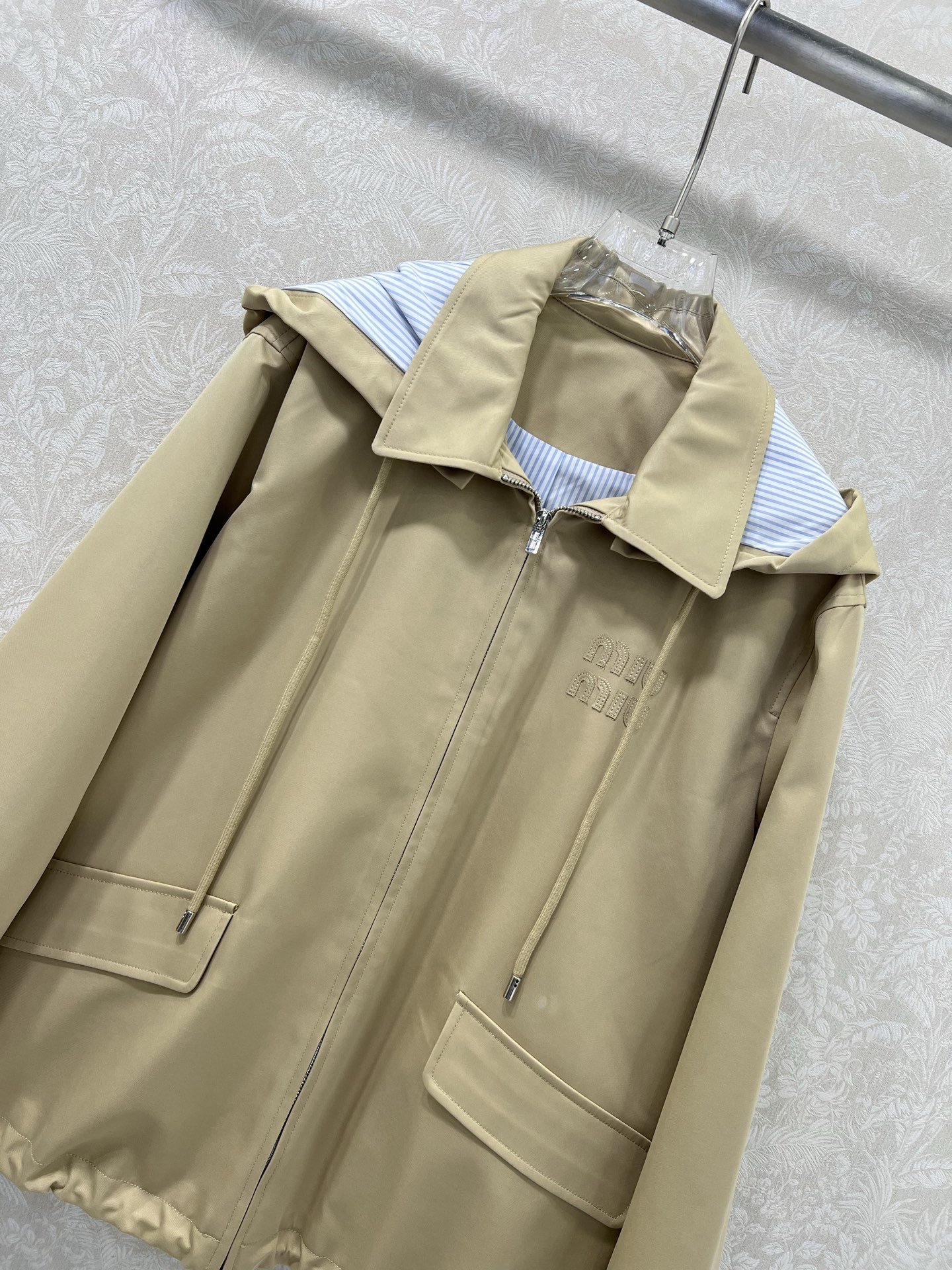 🔥🔥Miumi*25新款可拆卸连帽休闲飞行夹克外套 定制YB斜纹全棉材质 内衬条纹 质感细腻 垂感十足 