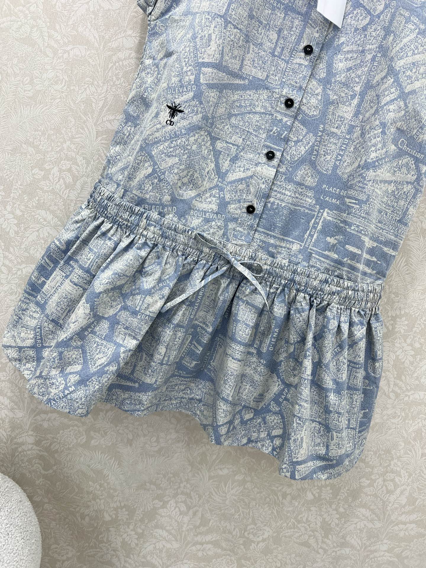 🔥🔥DIO*25新款提花翻领短袖连衣裙  蓝色🩵经典地图提花图案 翻领单排扣下摆抽绳大摆设计 带来浓烈度