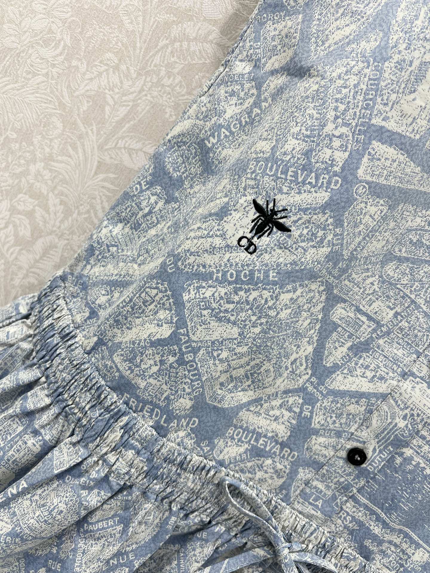 🔥🔥DIO*25新款提花翻领短袖连衣裙  蓝色🩵经典地图提花图案 翻领单排扣下摆抽绳大摆设计 带来浓烈度