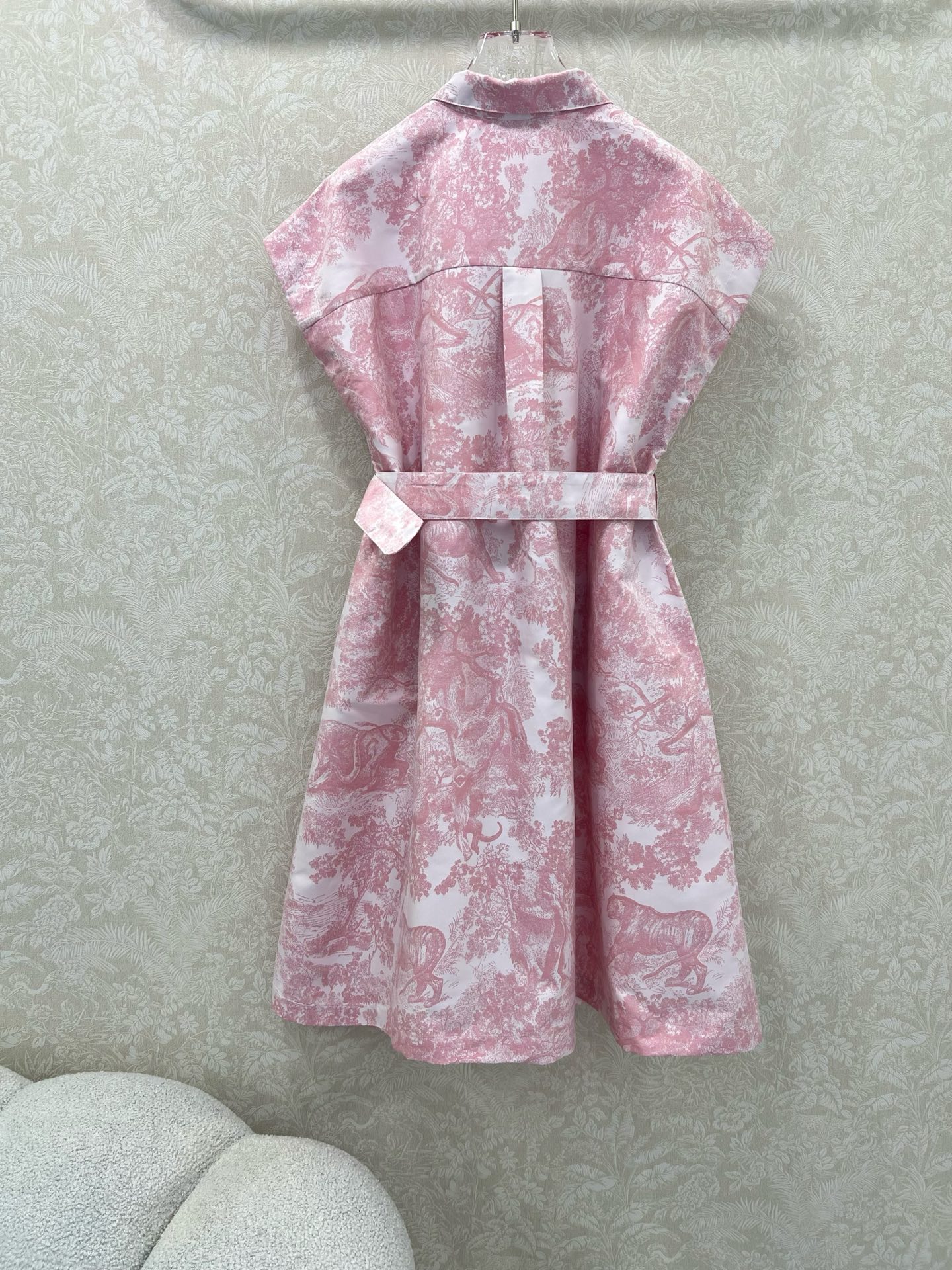 🔥🔥DIO*25新款提花翻领短袖连衣裙  隐藏单排扣设计 定制logo腰带头 裙身小蜜蜂刺绣  粉色🩷款