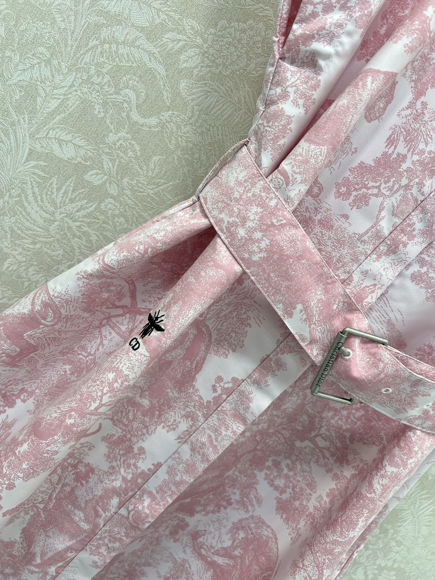 🔥🔥DIO*25新款提花翻领短袖连衣裙  隐藏单排扣设计 定制logo腰带头 裙身小蜜蜂刺绣  粉色🩷款