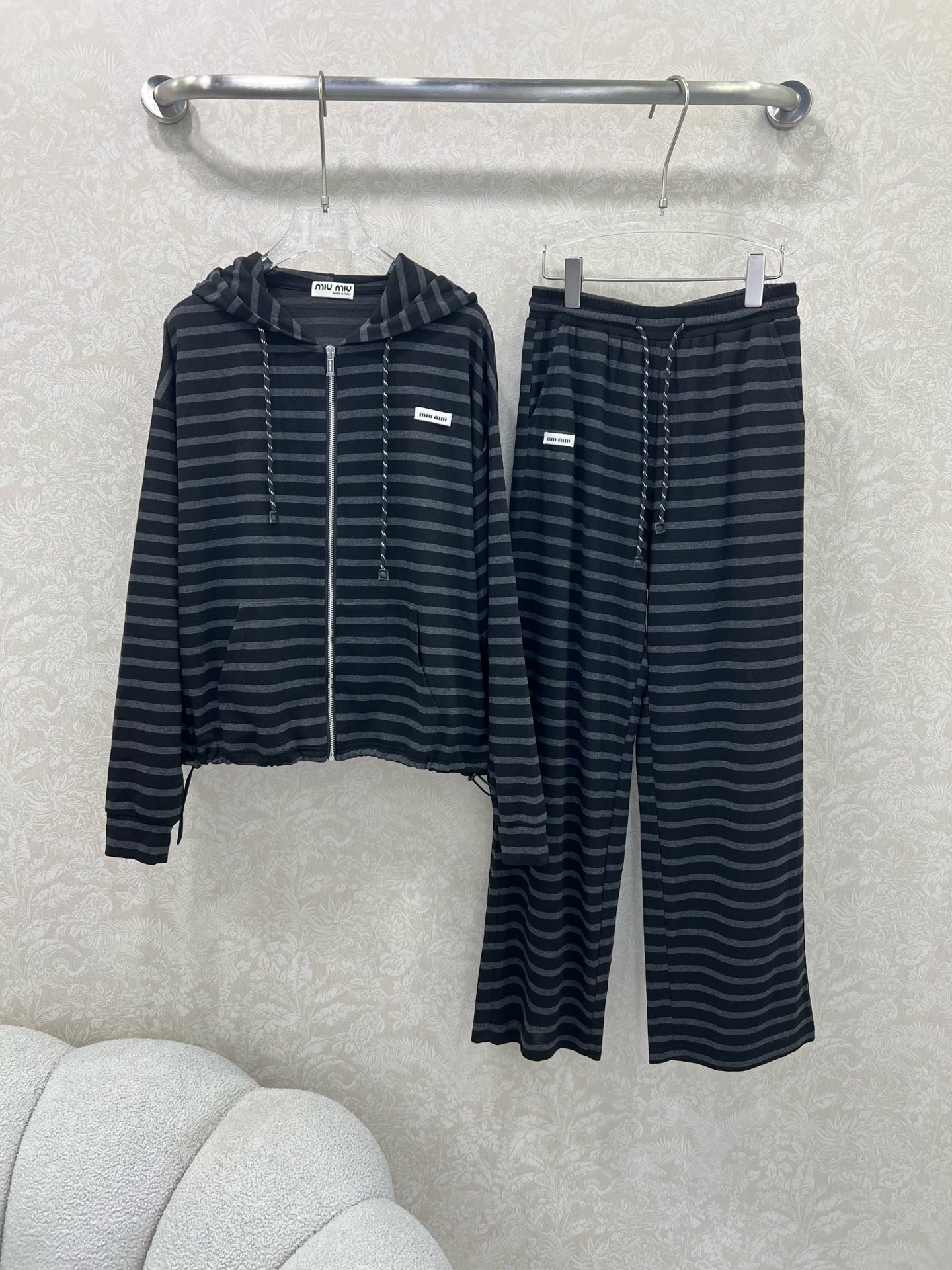 🔥🔥 miumi* 25新款条纹套装  整套出售 连帽外套➕阔腿长裤的组合  外套裤子灰色条纹面料 裤子