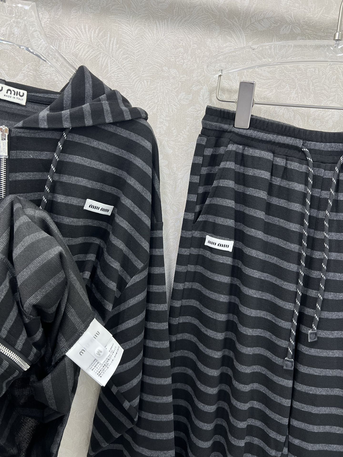 🔥🔥 miumi* 25新款条纹套装  整套出售 连帽外套➕阔腿长裤的组合  外套裤子灰色条纹面料 裤子