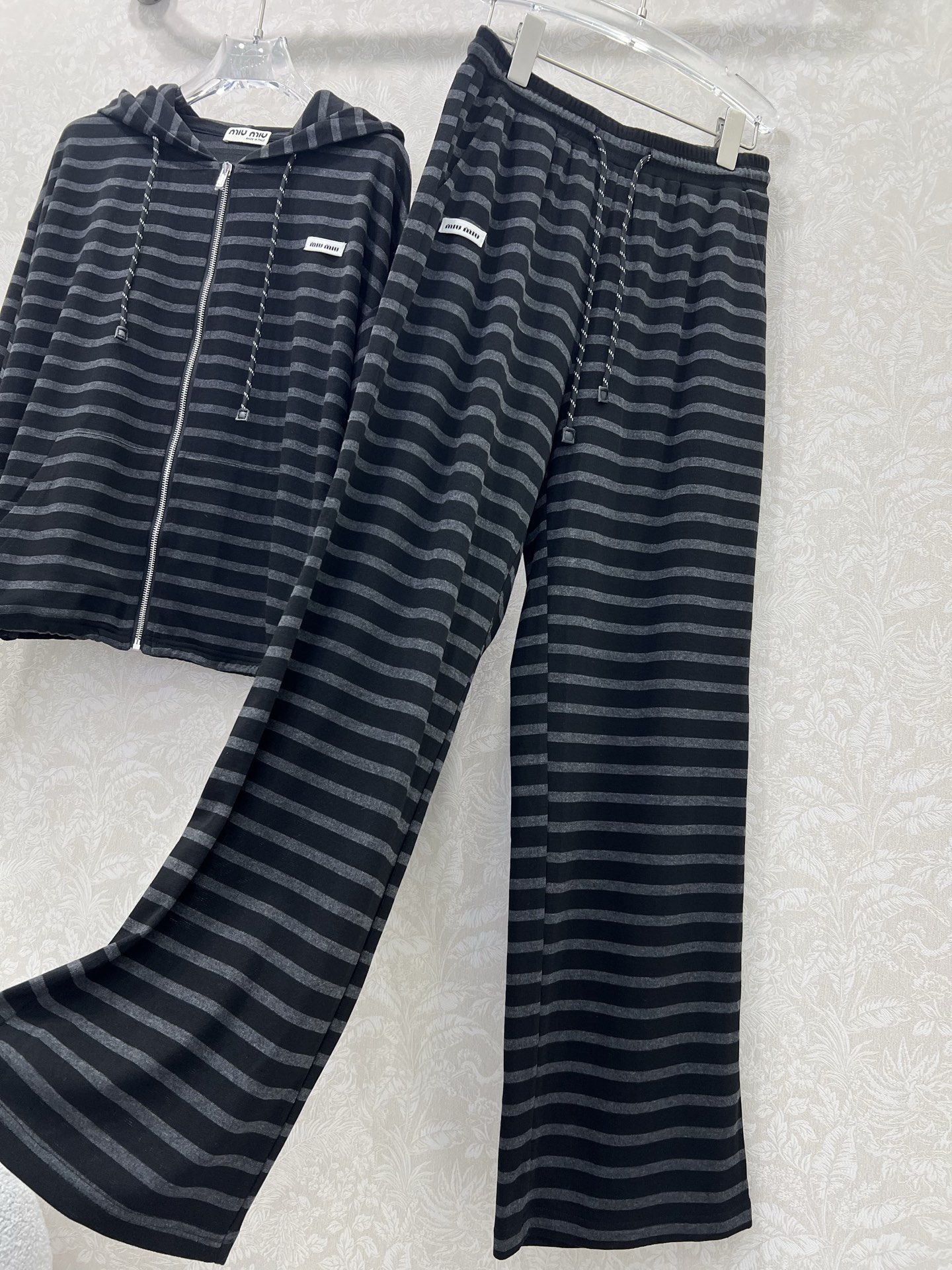 🔥🔥 miumi* 25新款条纹套装  整套出售 连帽外套➕阔腿长裤的组合  外套裤子灰色条纹面料 裤子