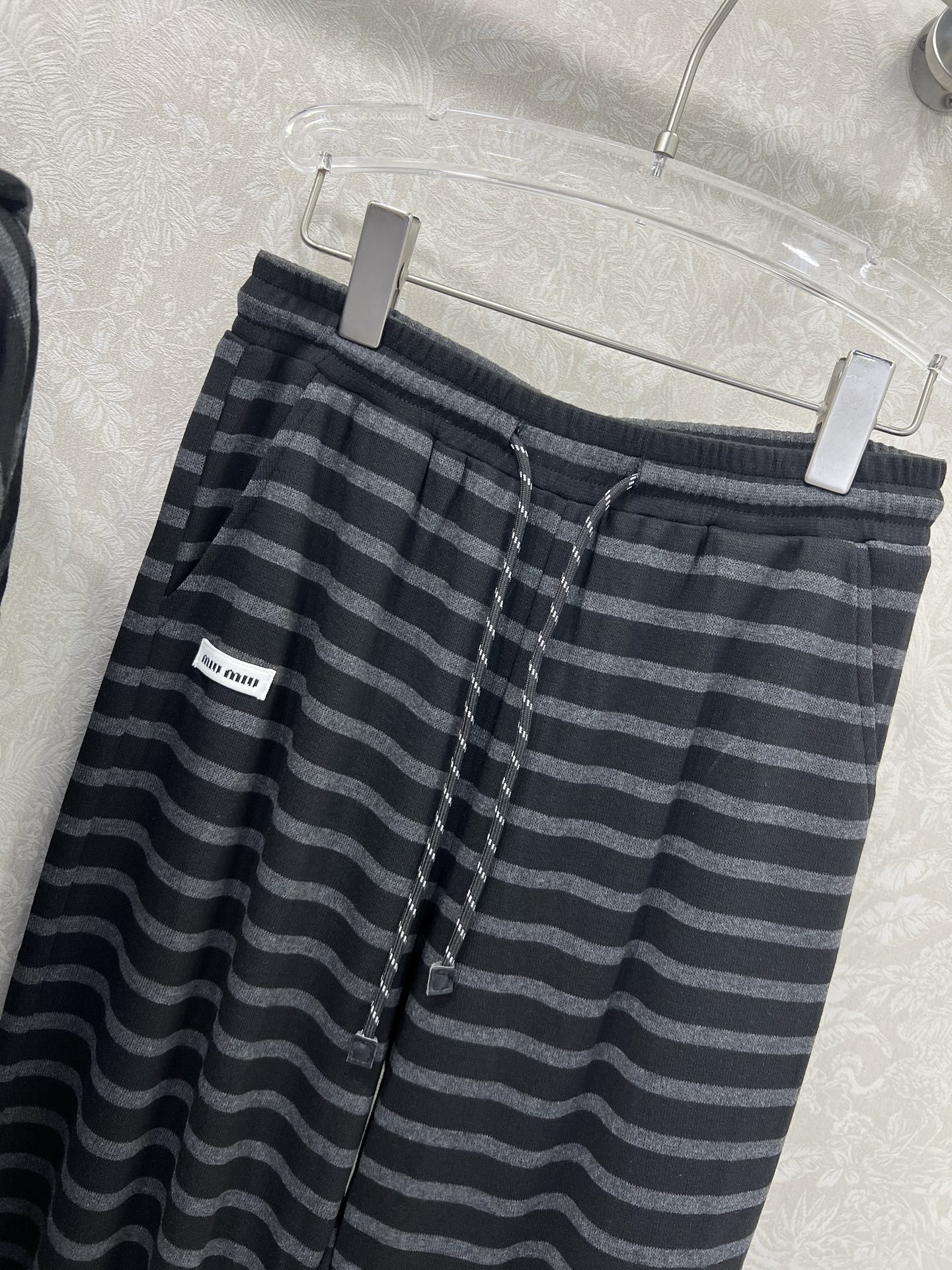 🔥🔥 miumi* 25新款条纹套装  整套出售 连帽外套➕阔腿长裤的组合  外套裤子灰色条纹面料 裤子