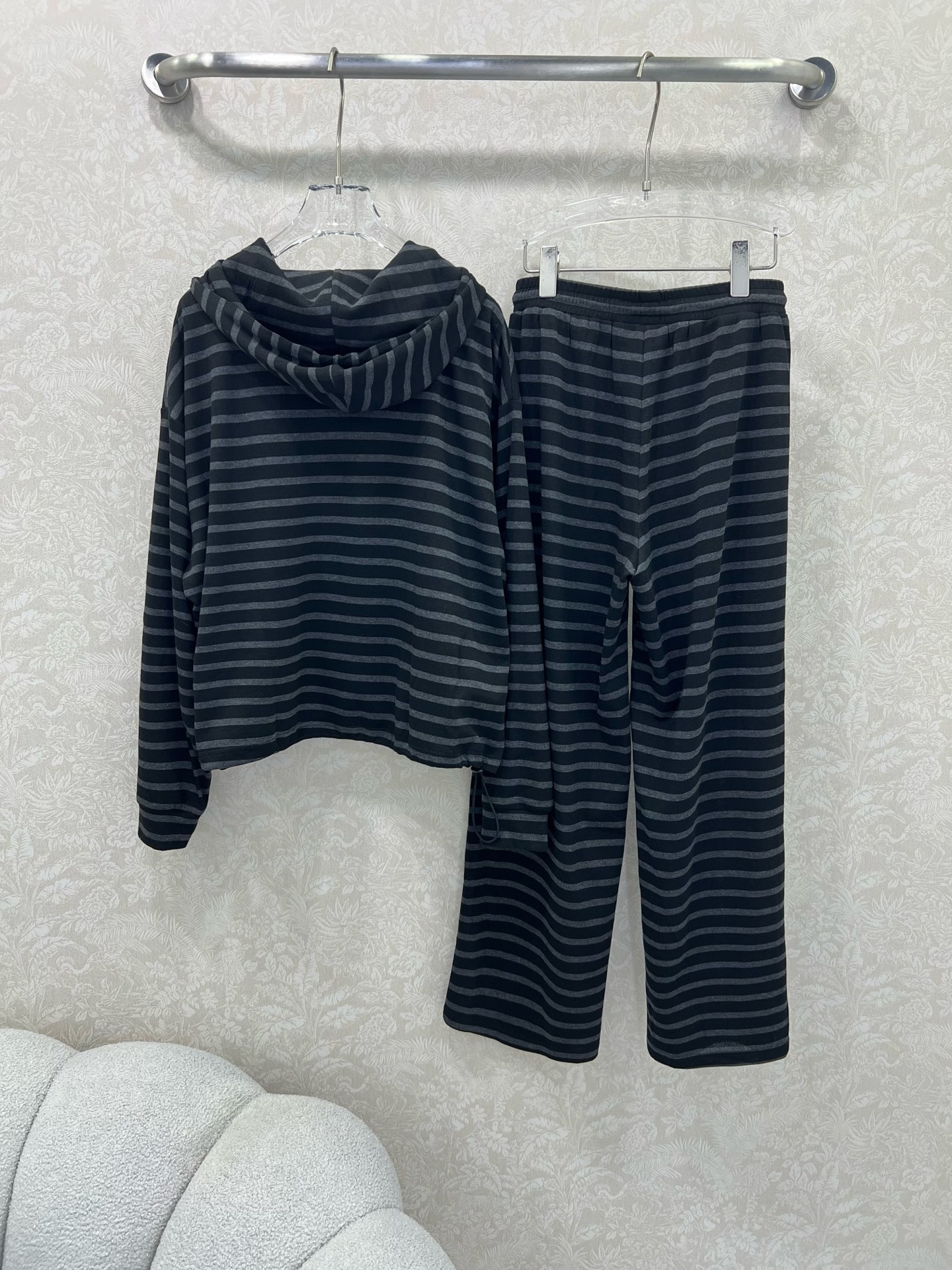 🔥🔥 miumi* 25新款条纹套装  整套出售 连帽外套➕阔腿长裤的组合  外套裤子灰色条纹面料 裤子