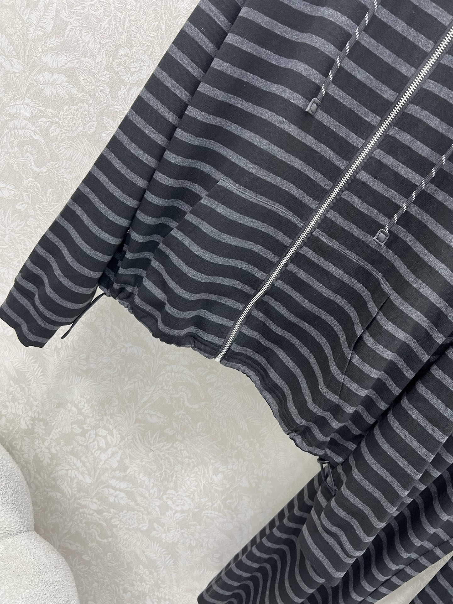 🔥🔥 miumi* 25新款条纹套装  整套出售 连帽外套➕阔腿长裤的组合  外套裤子灰色条纹面料 裤子