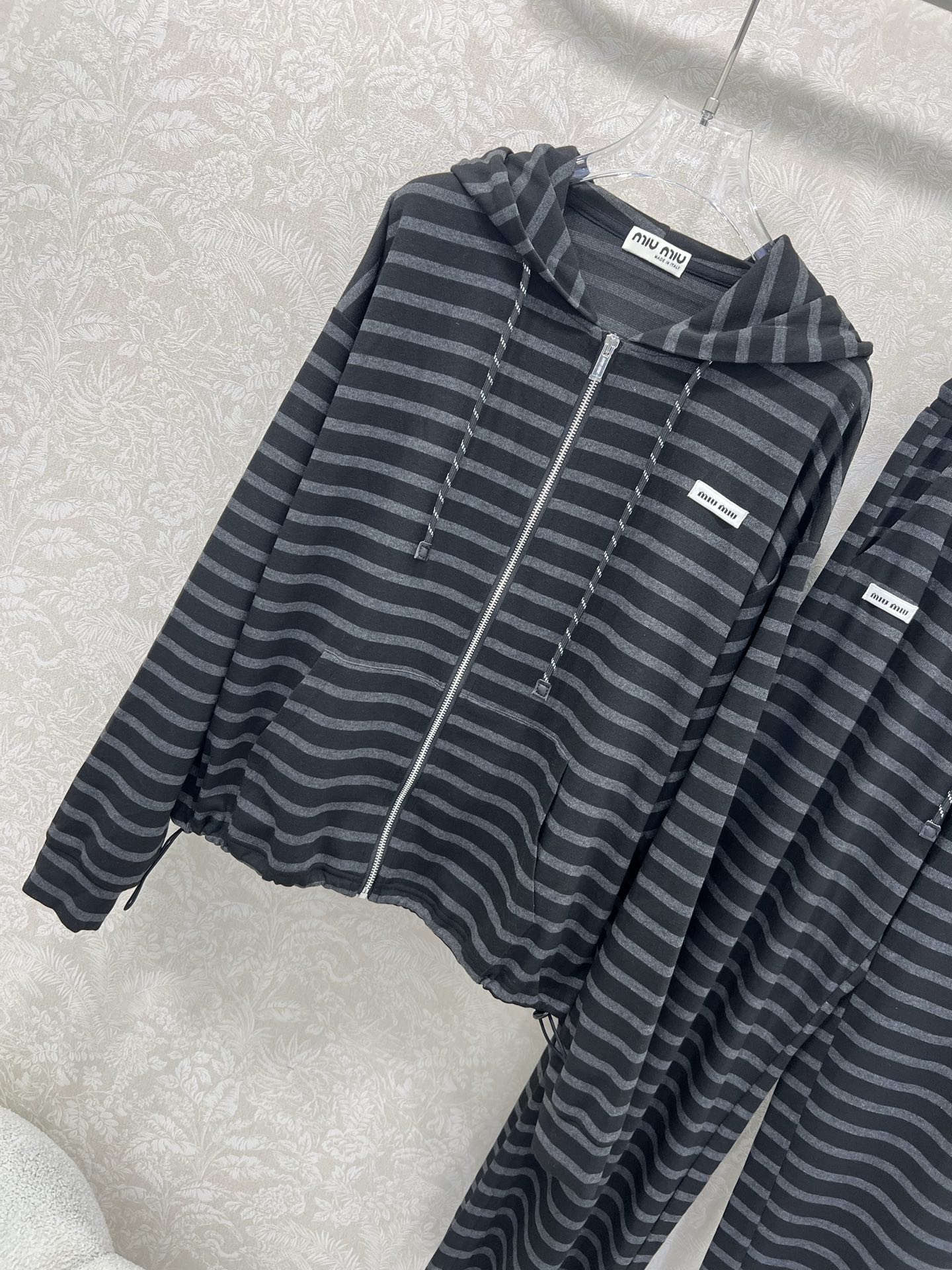 🔥🔥 miumi* 25新款条纹套装  整套出售 连帽外套➕阔腿长裤的组合  外套裤子灰色条纹面料 裤子