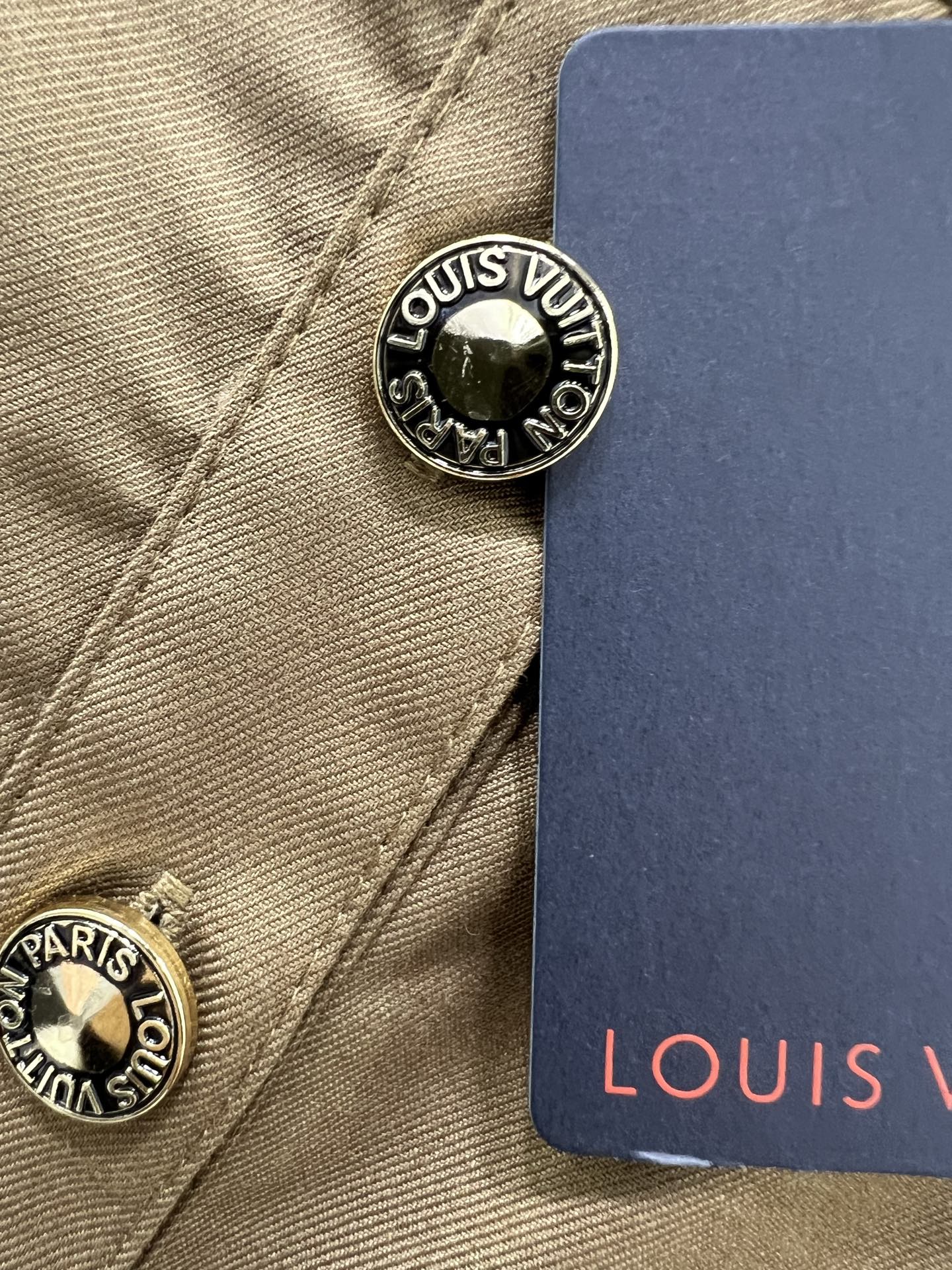 🔥🔥Louis Vuitt*n25新款腰头皮扣装饰半裙 定制半单排扣腰头设计 百褶设计 后腰松紧有弹力 