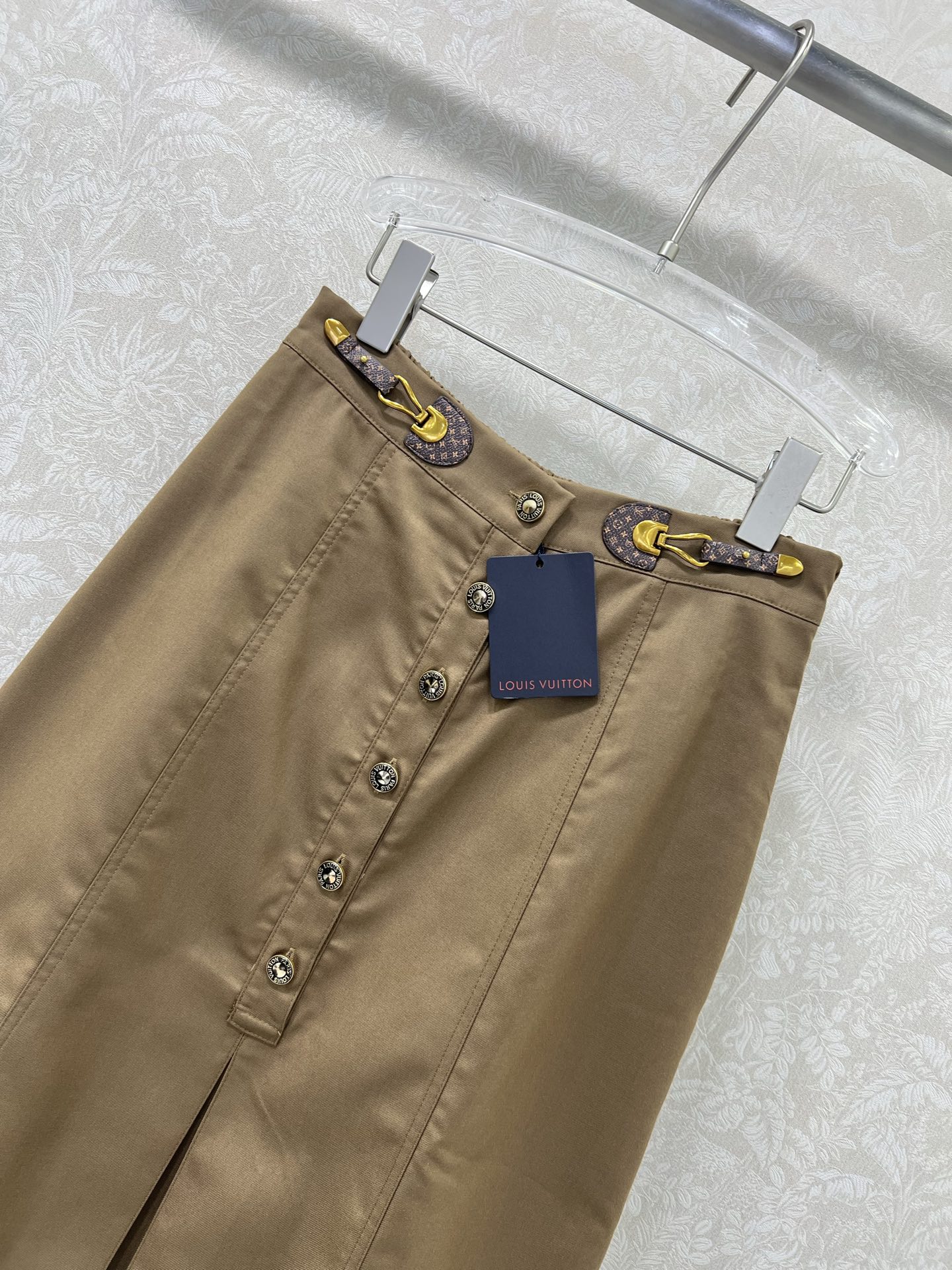 🔥🔥Louis Vuitt*n25新款腰头皮扣装饰半裙 定制半单排扣腰头设计 百褶设计 后腰松紧有弹力 