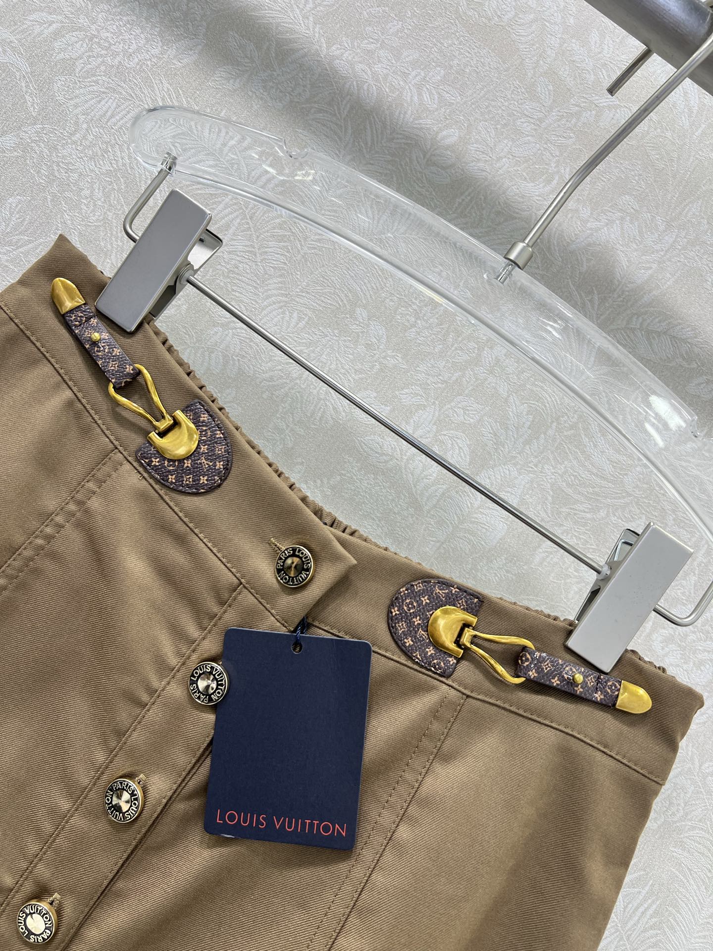 🔥🔥Louis Vuitt*n25新款腰头皮扣装饰半裙 定制半单排扣腰头设计 百褶设计 后腰松紧有弹力 