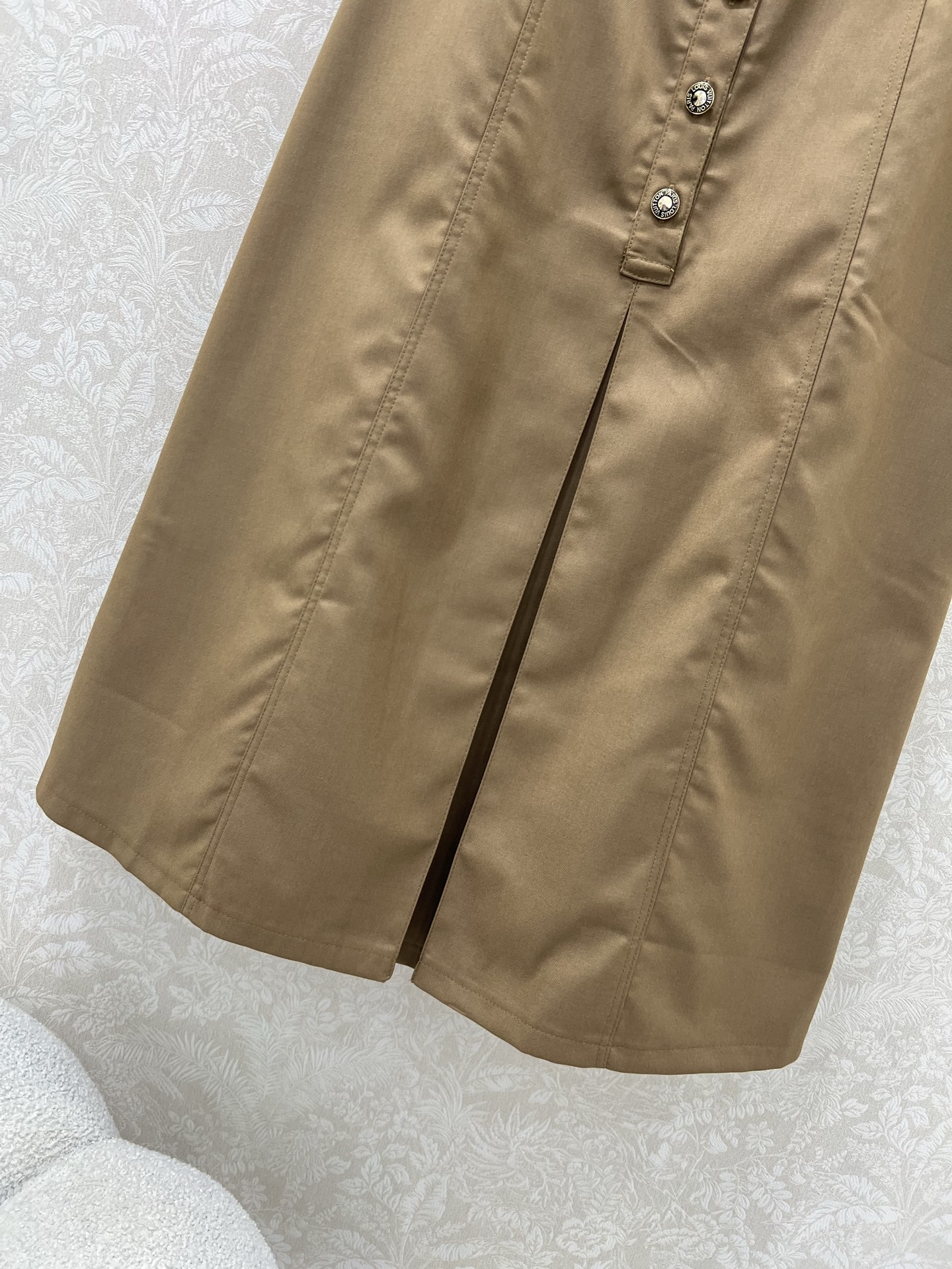 🔥🔥Louis Vuitt*n25新款腰头皮扣装饰半裙 定制半单排扣腰头设计 百褶设计 后腰松紧有弹力 