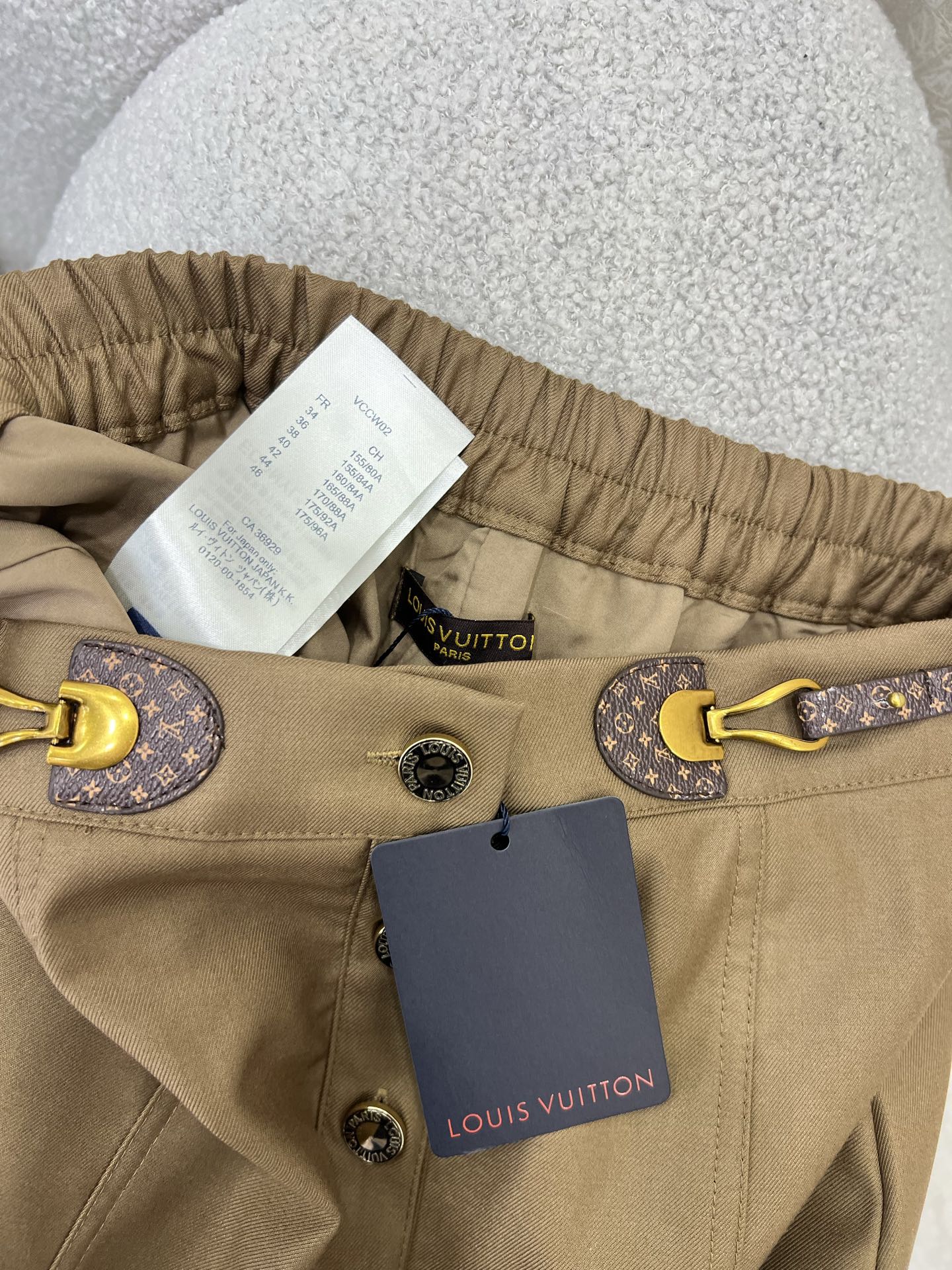 🔥🔥Louis Vuitt*n25新款腰头皮扣装饰半裙 定制半单排扣腰头设计 百褶设计 后腰松紧有弹力 