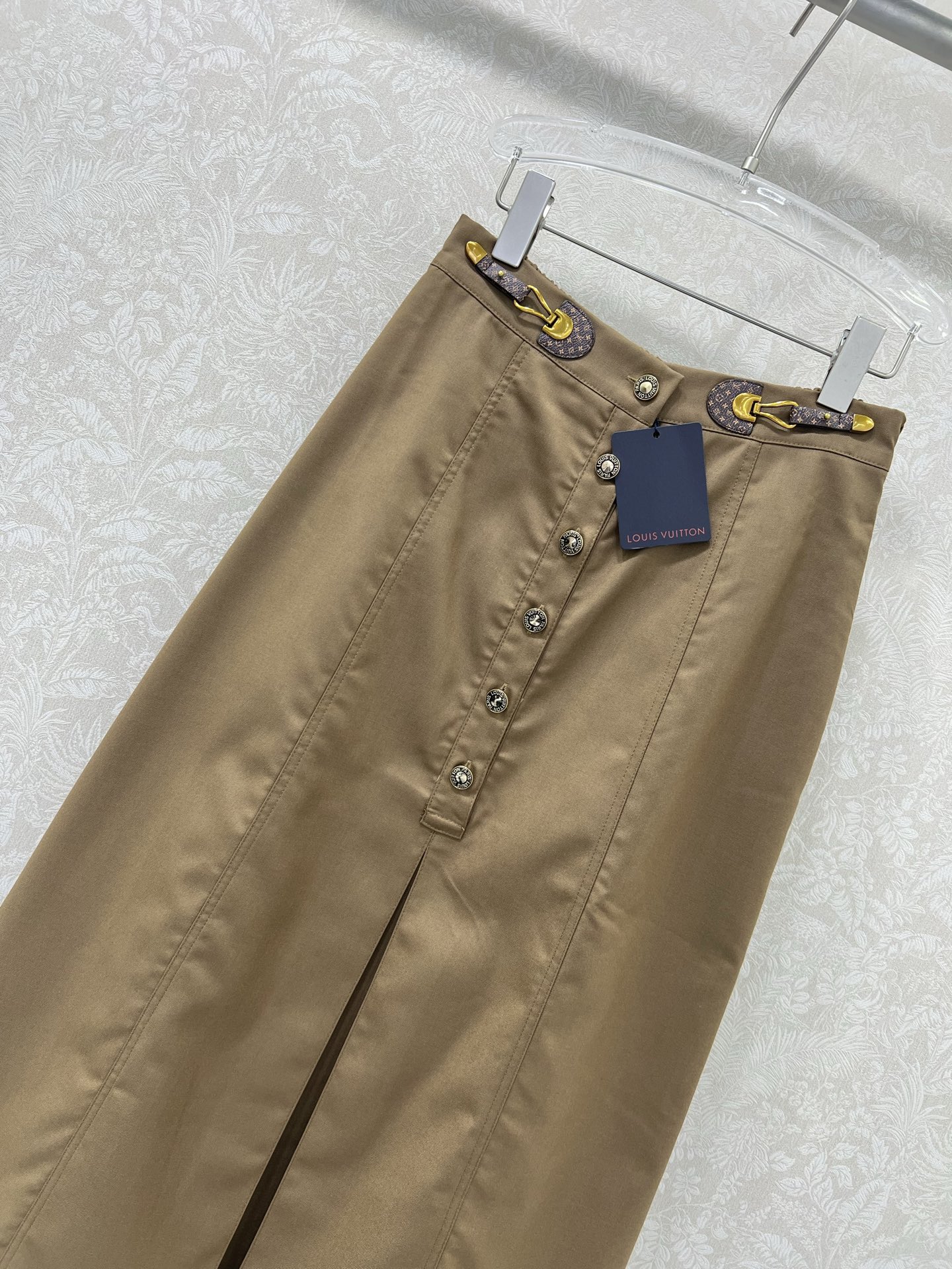 🔥🔥Louis Vuitt*n25新款腰头皮扣装饰半裙 定制半单排扣腰头设计 百褶设计 后腰松紧有弹力 