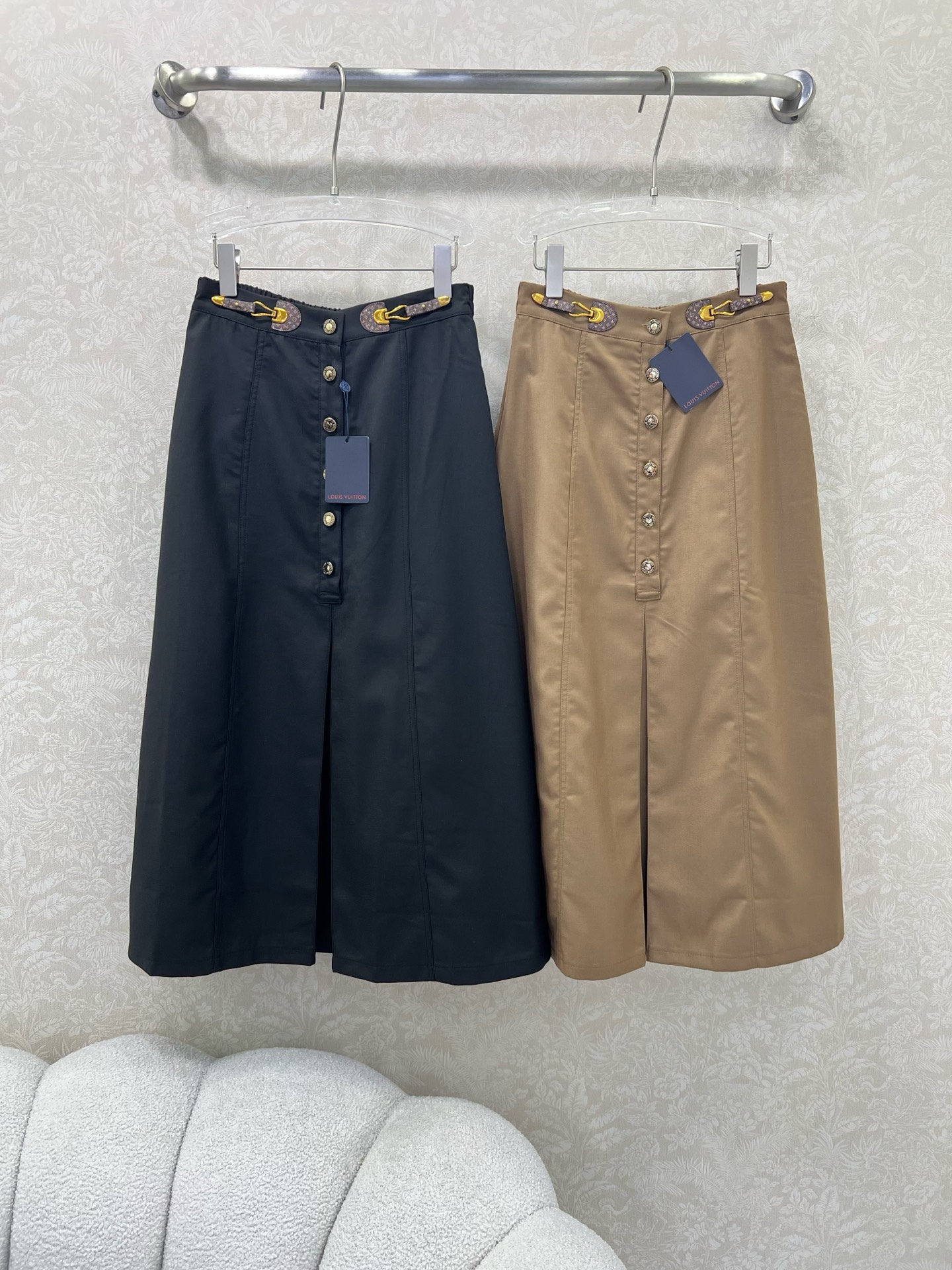 🔥🔥Louis Vuitt*n25新款腰头皮扣装饰半裙 定制半单排扣腰头设计 百褶设计 后腰松紧有弹力 