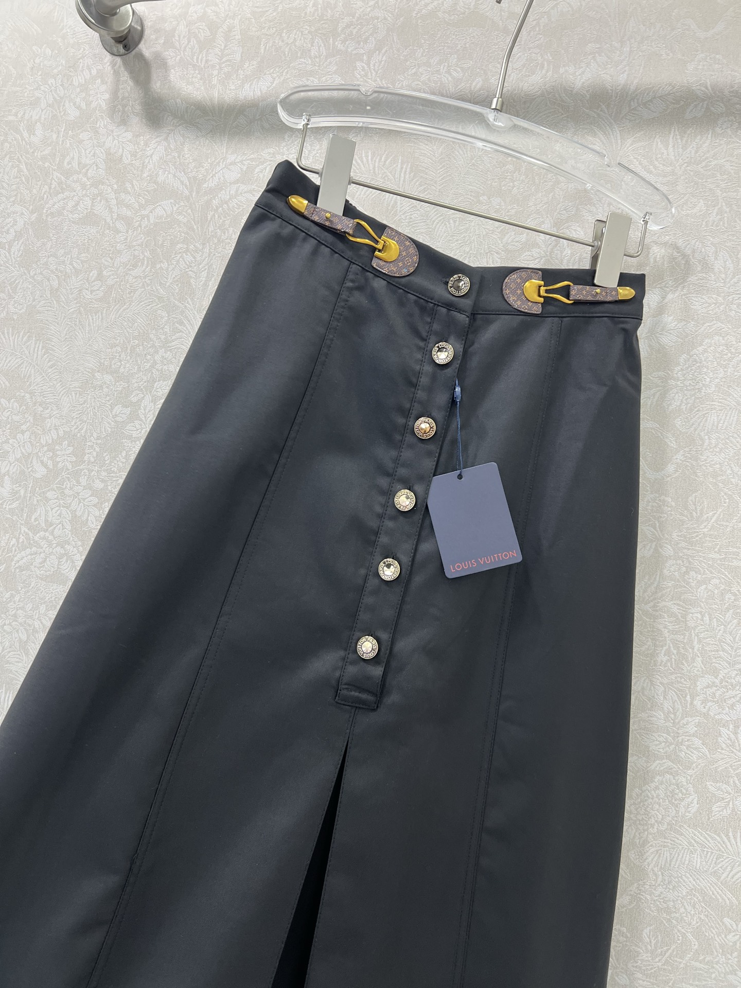 🔥🔥Louis Vuitt*n25新款腰头皮扣装饰半裙 定制半单排扣腰头设计 百褶设计 后腰松紧有弹力 