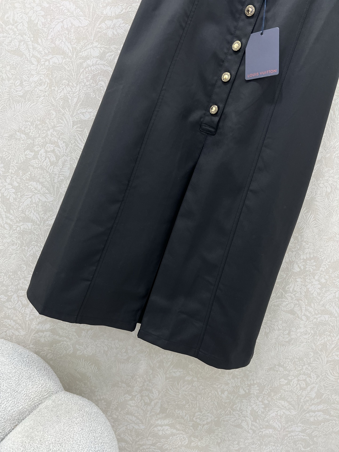 🔥🔥Louis Vuitt*n25新款腰头皮扣装饰半裙 定制半单排扣腰头设计 百褶设计 后腰松紧有弹力 