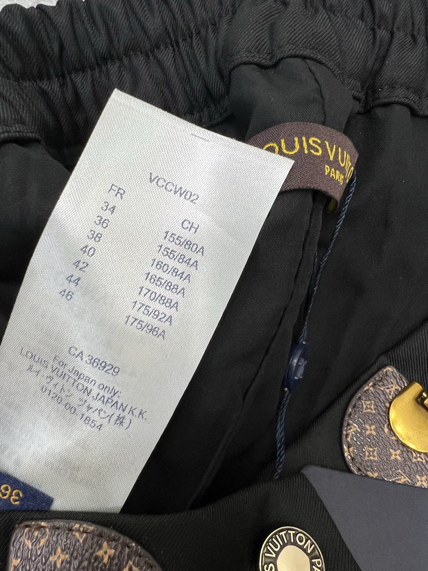 🔥🔥Louis Vuitt*n25新款腰头皮扣装饰半裙 定制半单排扣腰头设计 百褶设计 后腰松紧有弹力 