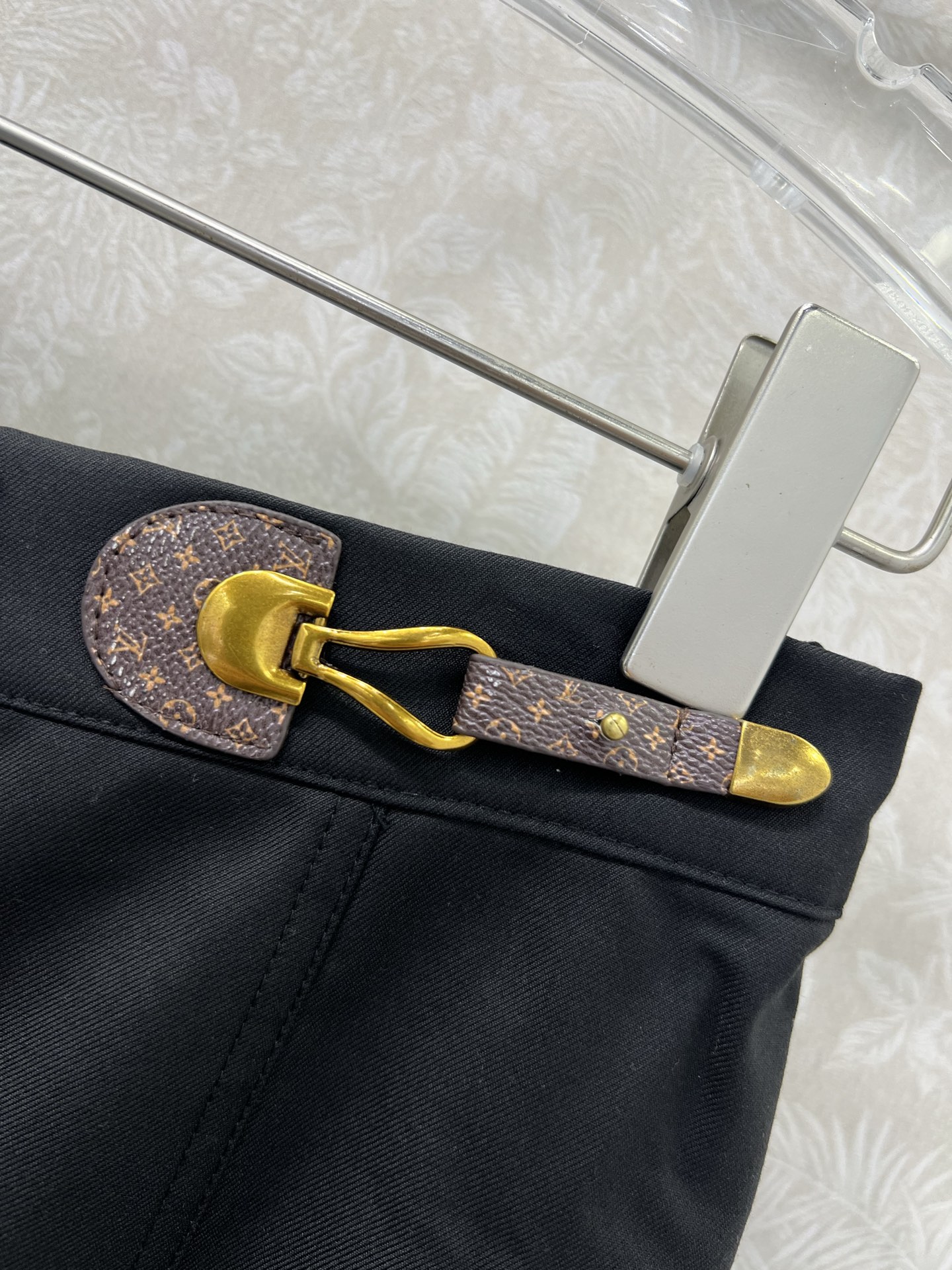 🔥🔥Louis Vuitt*n25新款腰头皮扣装饰半裙 定制半单排扣腰头设计 百褶设计 后腰松紧有弹力 