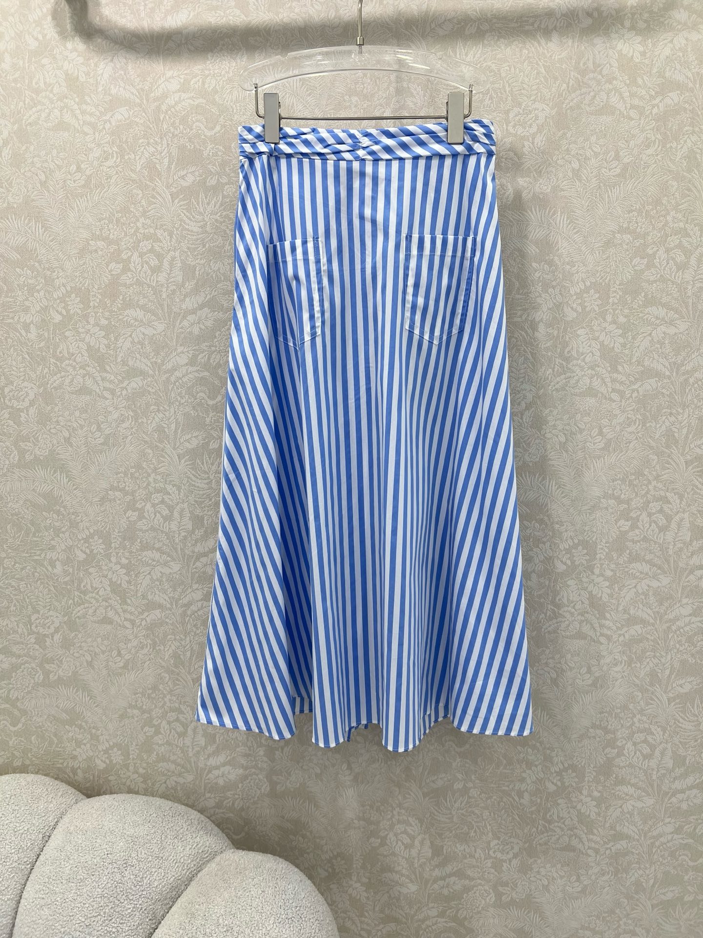 🔥🔥Sch*法国本土品牌 25新款条纹半裙  不规则单排扣设计 定制品牌五金 腰头修身剪裁贴合身体曲线 