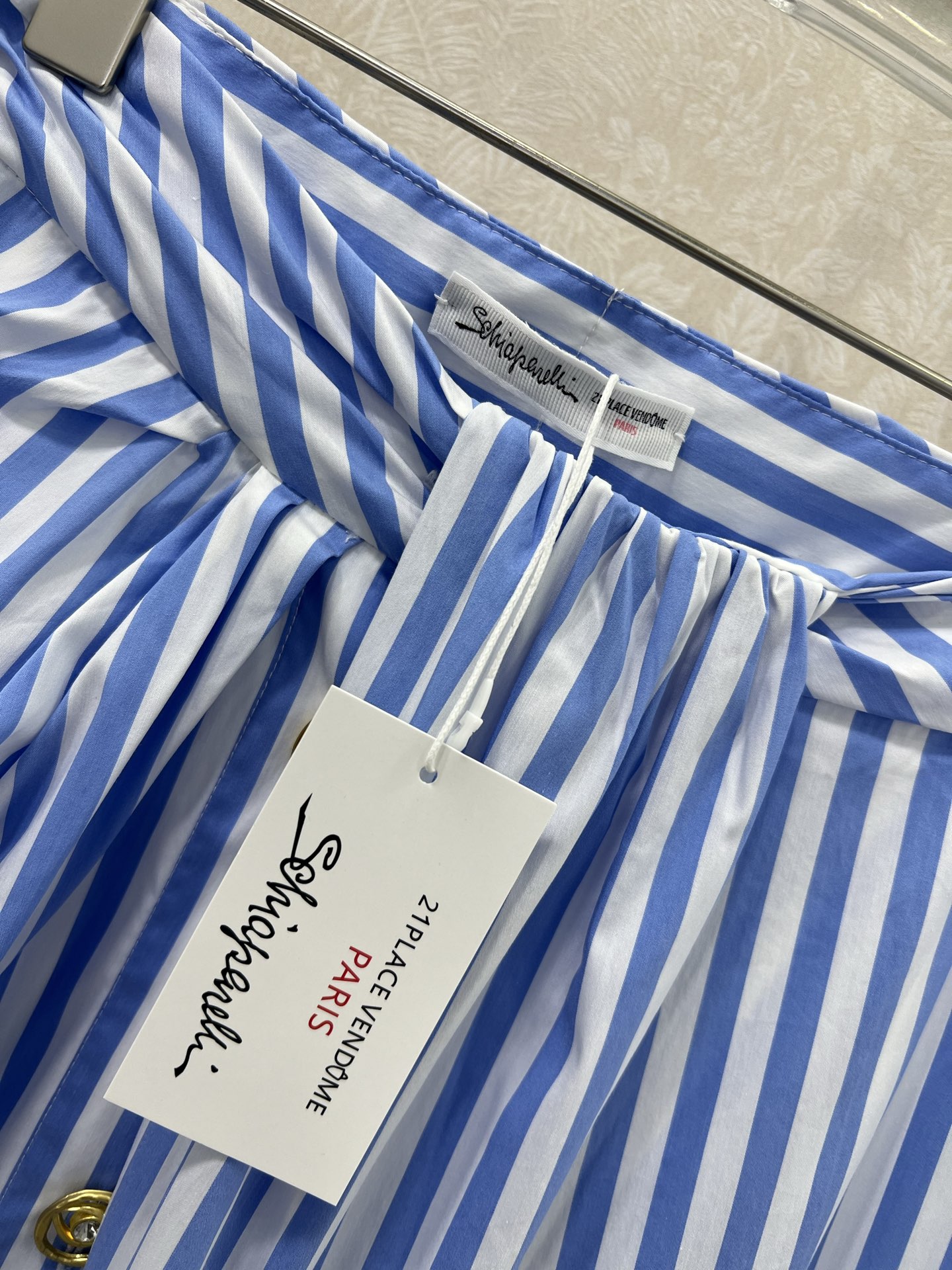 🔥🔥Sch*法国本土品牌 25新款条纹半裙  不规则单排扣设计 定制品牌五金 腰头修身剪裁贴合身体曲线 