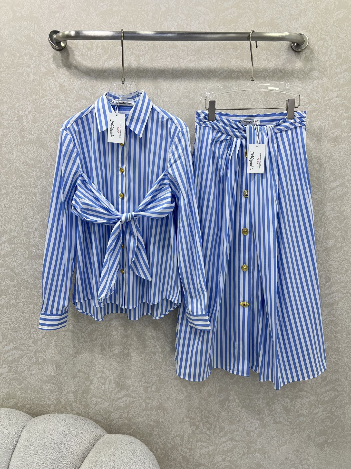 🔥🔥Sch*法国本土品牌 25新款条纹半裙  不规则单排扣设计 定制品牌五金 腰头修身剪裁贴合身体曲线 