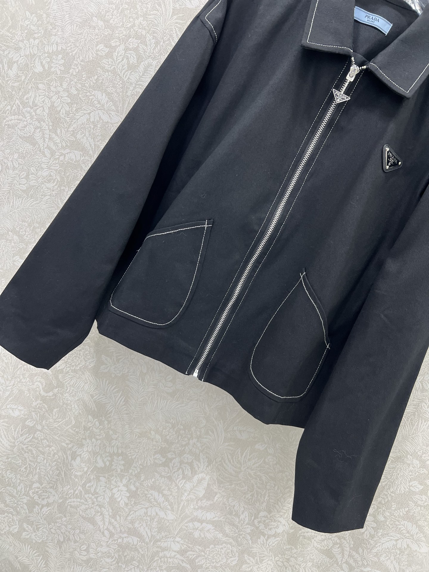 🔥🔥prad*25新款明线翻领夹克外套 潮版来袭，解锁多元风格 衣橱里总缺一件适配所有心情的外套？看这里