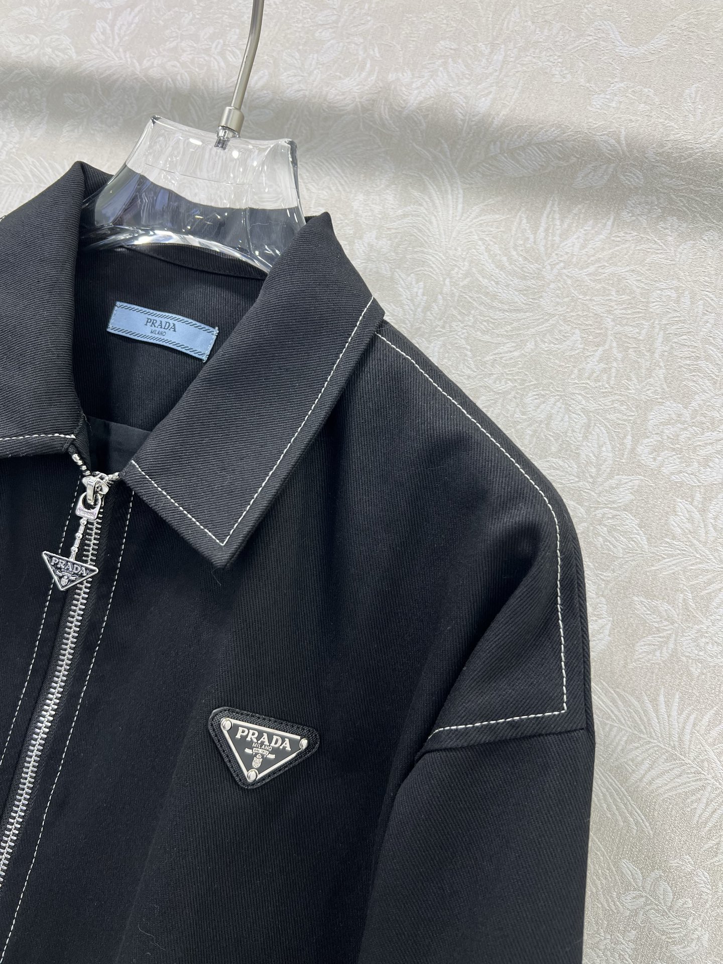 🔥🔥prad*25新款明线翻领夹克外套 潮版来袭，解锁多元风格 衣橱里总缺一件适配所有心情的外套？看这里