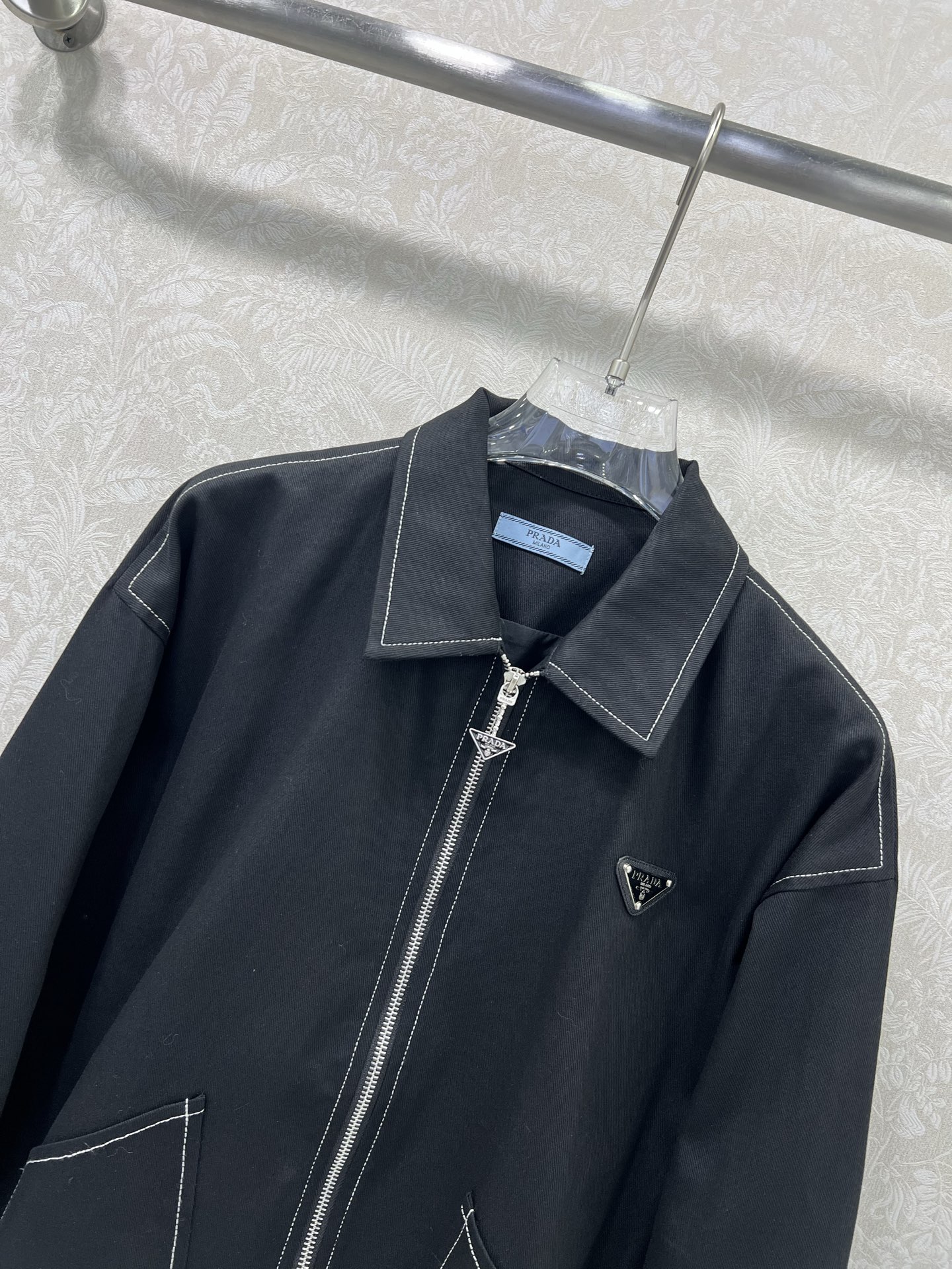 🔥🔥prad*25新款明线翻领夹克外套 潮版来袭，解锁多元风格 衣橱里总缺一件适配所有心情的外套？看这里