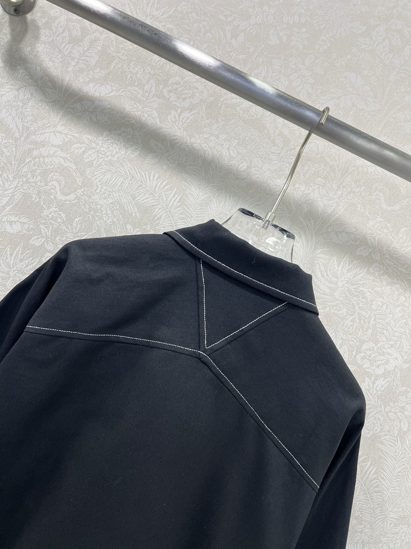 🔥🔥prad*25新款明线翻领夹克外套 潮版来袭，解锁多元风格 衣橱里总缺一件适配所有心情的外套？看这里