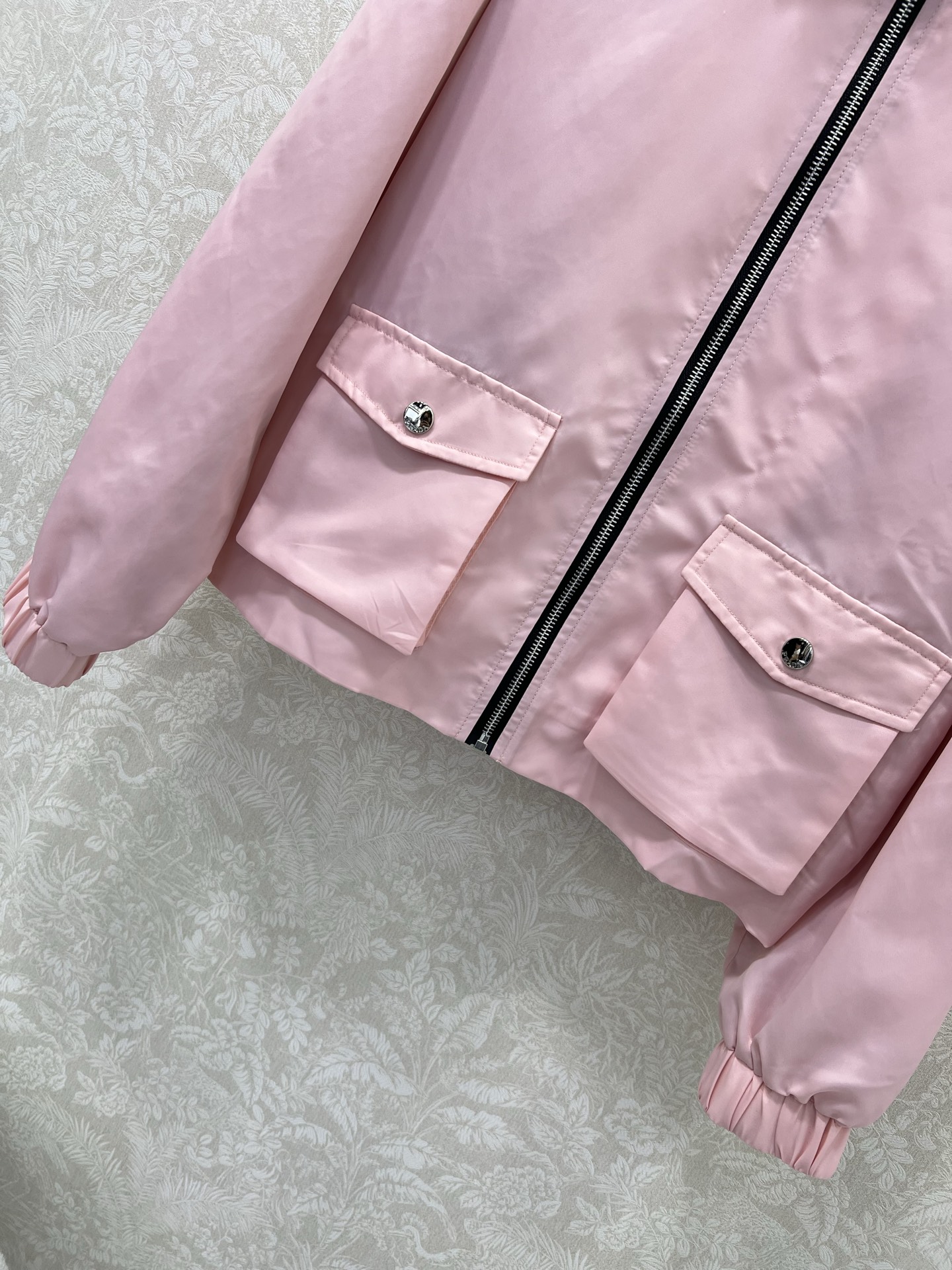 🔥🔥prad*25新款尼龙翻领夹克外套 后背拉链设计潮版来袭，解锁多元风格 衣橱里总缺一件适配所有心情的