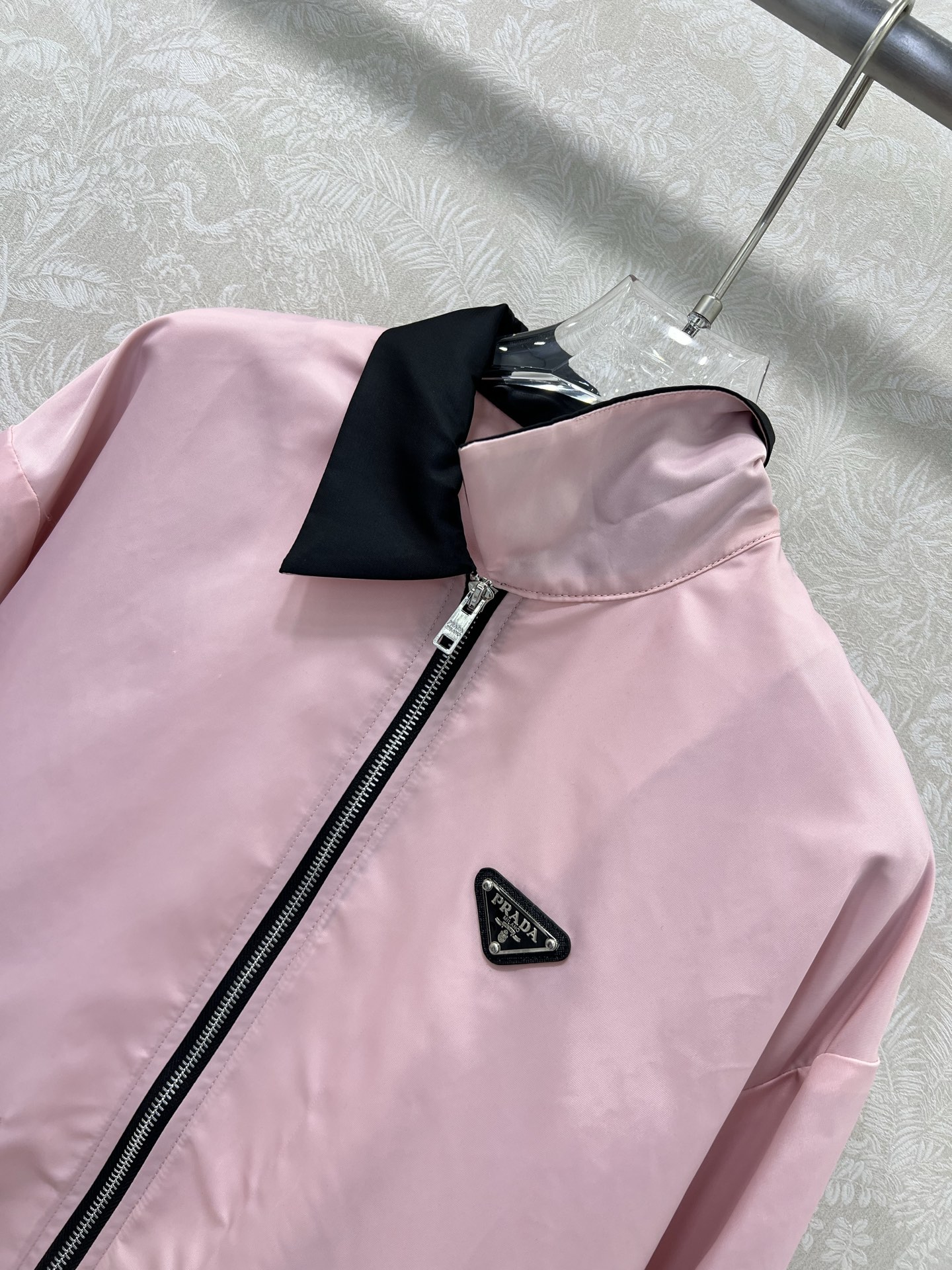 🔥🔥prad*25新款尼龙翻领夹克外套 后背拉链设计潮版来袭，解锁多元风格 衣橱里总缺一件适配所有心情的