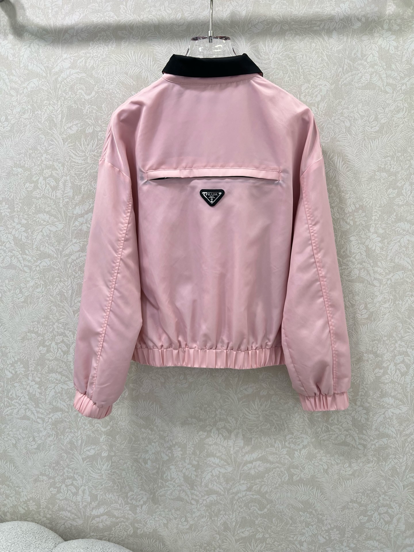 🔥🔥prad*25新款尼龙翻领夹克外套 后背拉链设计潮版来袭，解锁多元风格 衣橱里总缺一件适配所有心情的