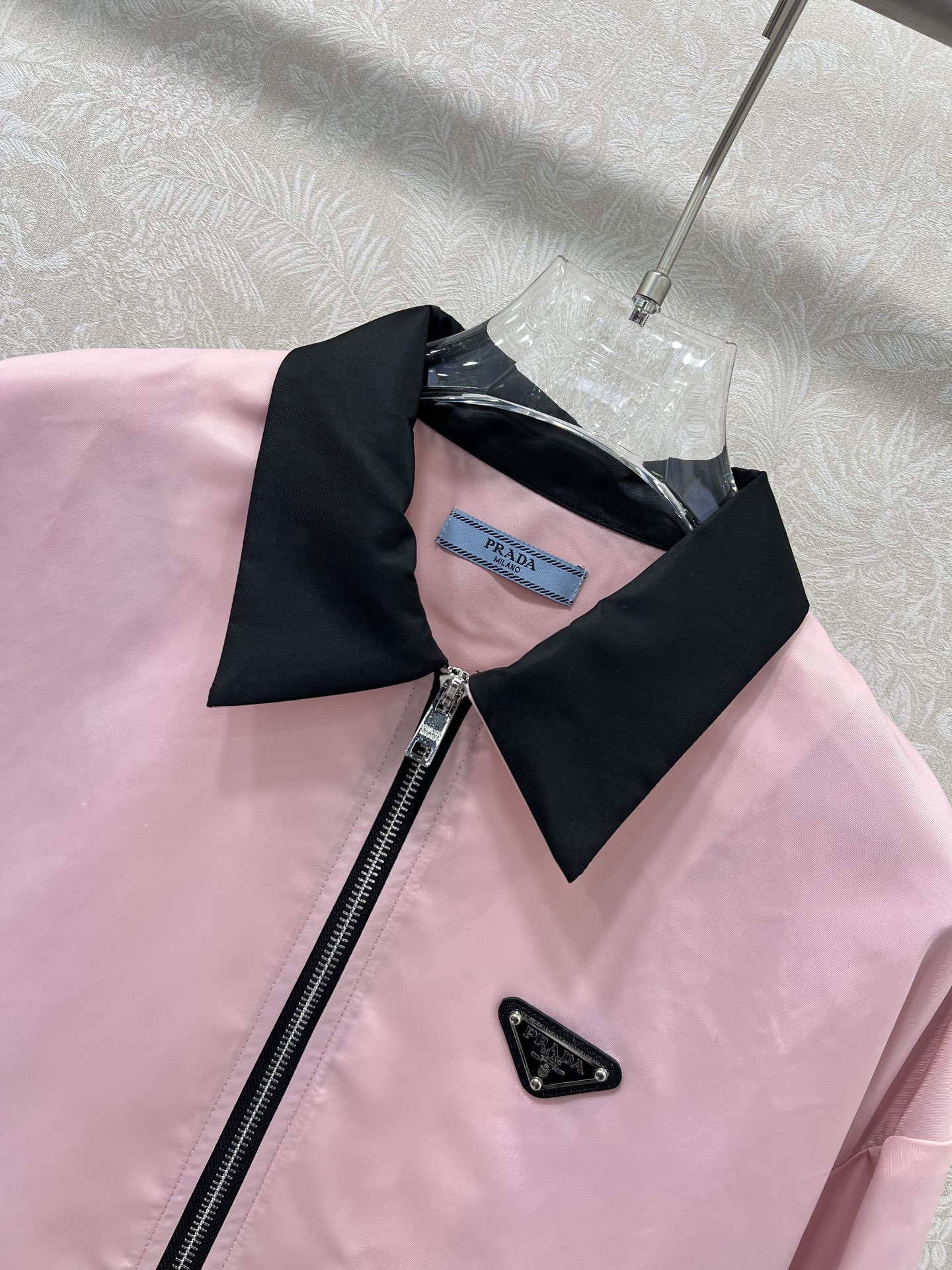 🔥🔥prad*25新款尼龙翻领夹克外套 后背拉链设计潮版来袭，解锁多元风格 衣橱里总缺一件适配所有心情的