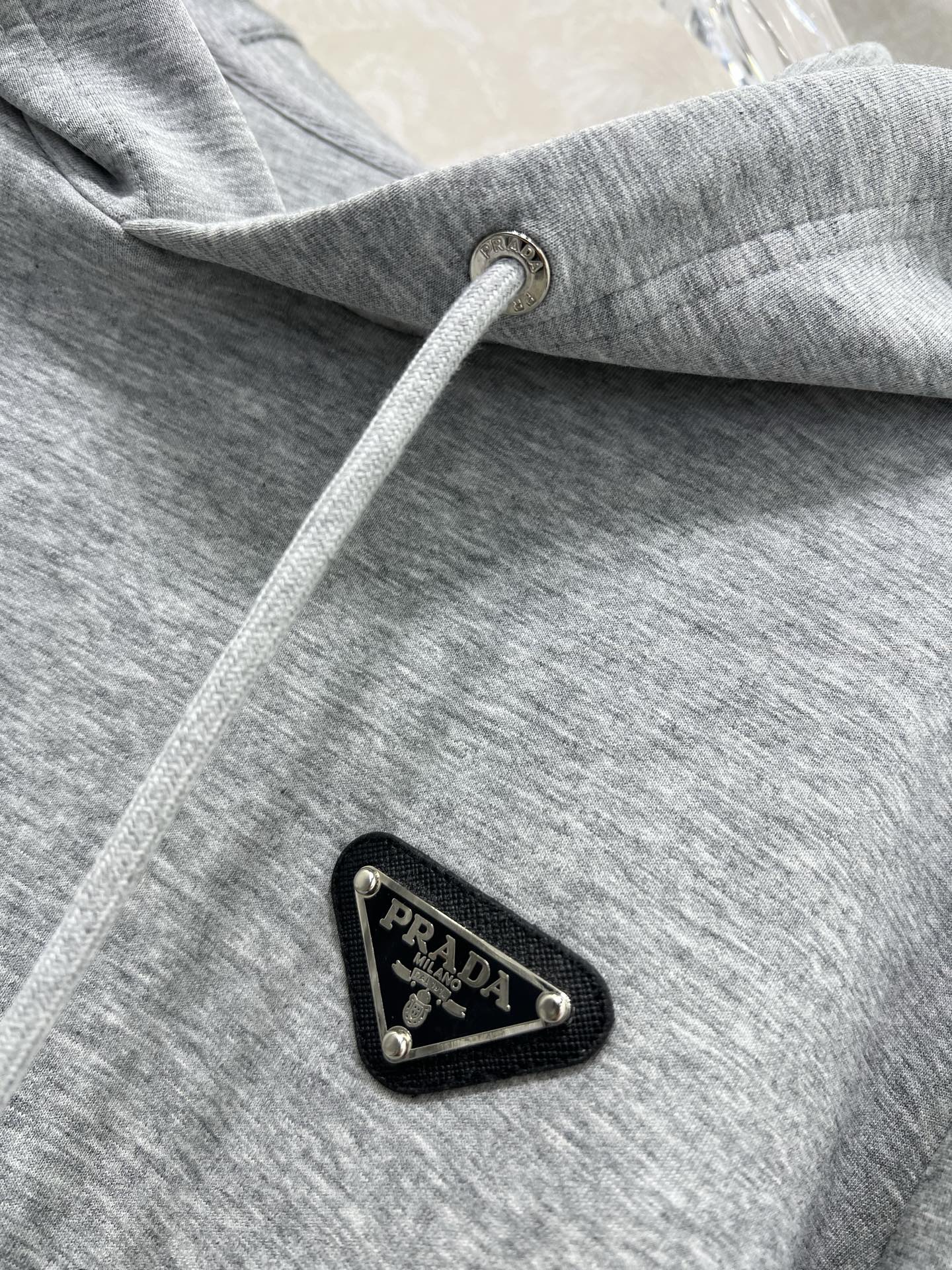 🔥🔥  PRAD*25早秋新款套装 连帽下摆织带上衣➕小直筒长裤的组合  上衣经典三角标下摆字母弹力织带