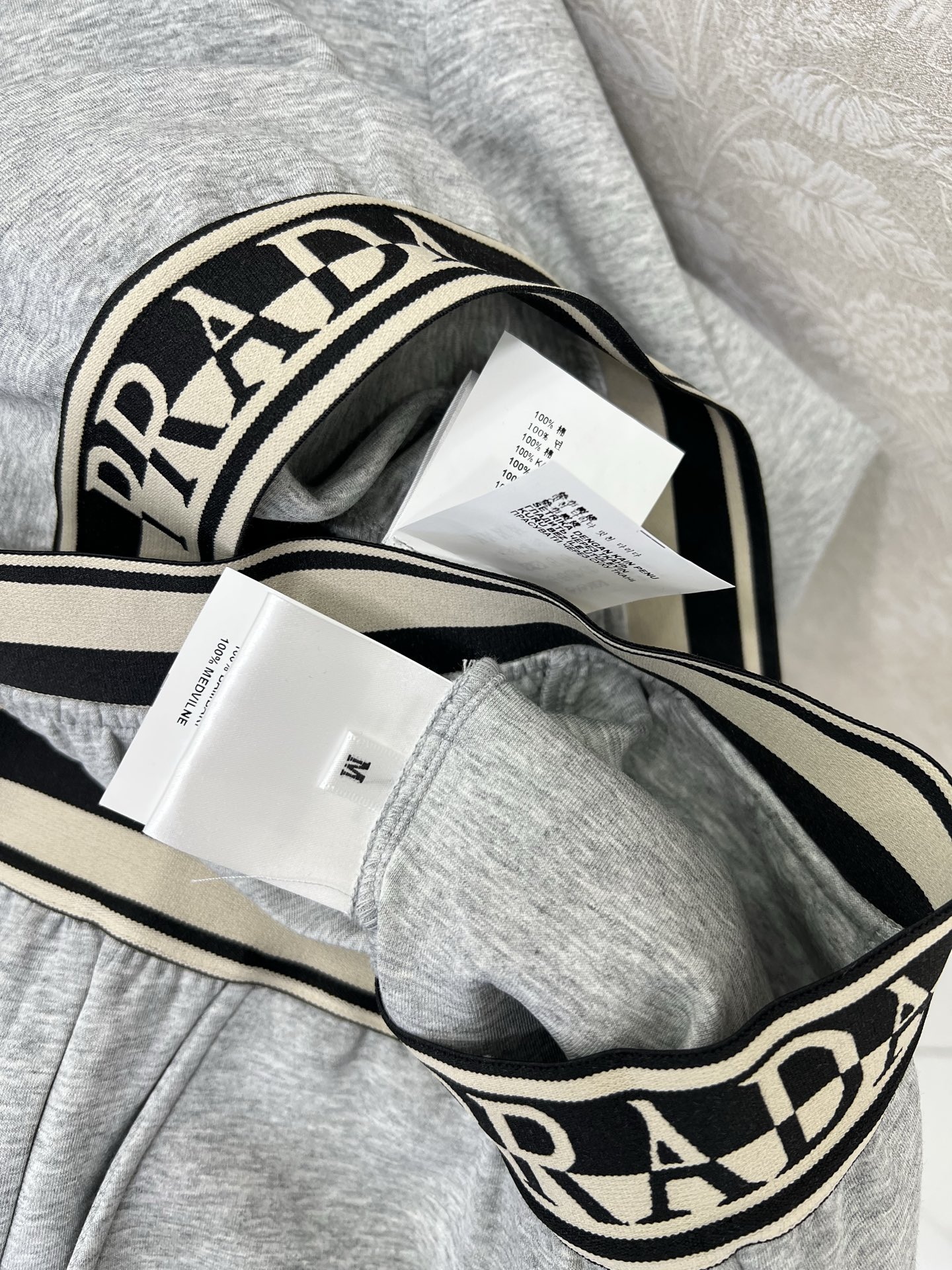 🔥🔥  PRAD*25早秋新款套装 连帽下摆织带上衣➕小直筒长裤的组合  上衣经典三角标下摆字母弹力织带